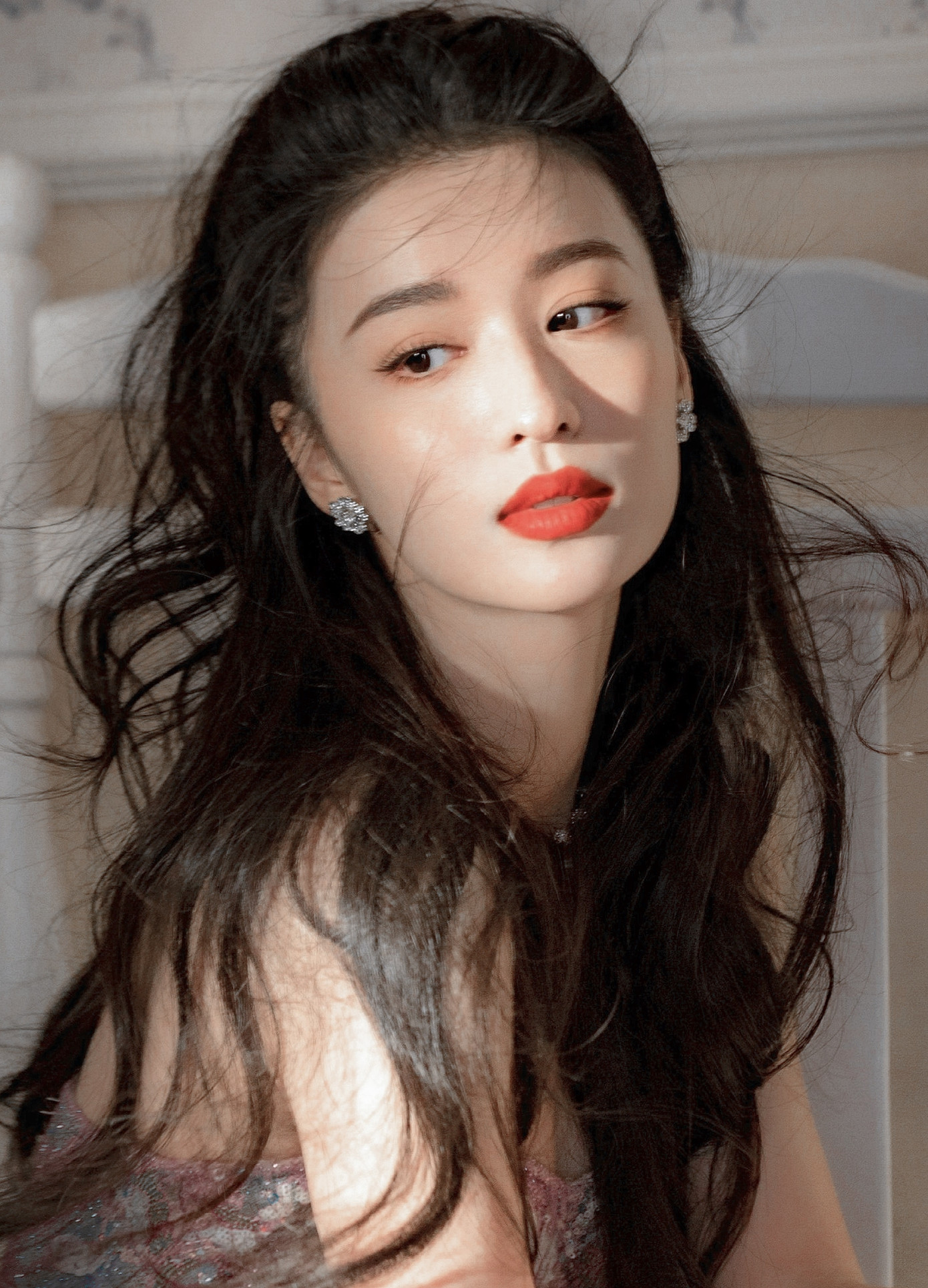 Trên mạng xã hội Weibo, vẻ đẹp thoát tục, cuốn hút của Vương Sở Nhiên cũng nhận được nhiều lời khen của khán giả. Cô được truyền thông Trung Quốc đánh giá là nữ diễn viên đẹp nhất trong lứa tiểu hoa đán sinh sau năm 1995. Bên cạnh đó, nét đẹp và khí chất của Vương Sở Nhiên có phần giống đàn chị Lưu Diệc Phi, do đó, cô còn được gọi với các mỹ từ như "Tiểu Lưu Diệc Phi", "Thần tiên tỷ tỷ thế hệ mới". Trên mạng xã hội Weibo, vẻ đẹp thoát tục, cuốn hút của Vương Sở Nhiên cũng nhận được nhiều lời khen của khán giả. Cô được truyền thông Trung Quốc đánh giá là nữ diễn viên đẹp nhất trong lứa tiểu hoa đán sinh sau năm 1995. Bên cạnh đó, nét đẹp và khí chất của Vương Sở Nhiên có phần giống đàn chị Lưu Diệc Phi, do đó, cô còn được gọi với các mỹ từ như "Tiểu Lưu Diệc Phi", "Thần tiên tỷ tỷ thế hệ mới".