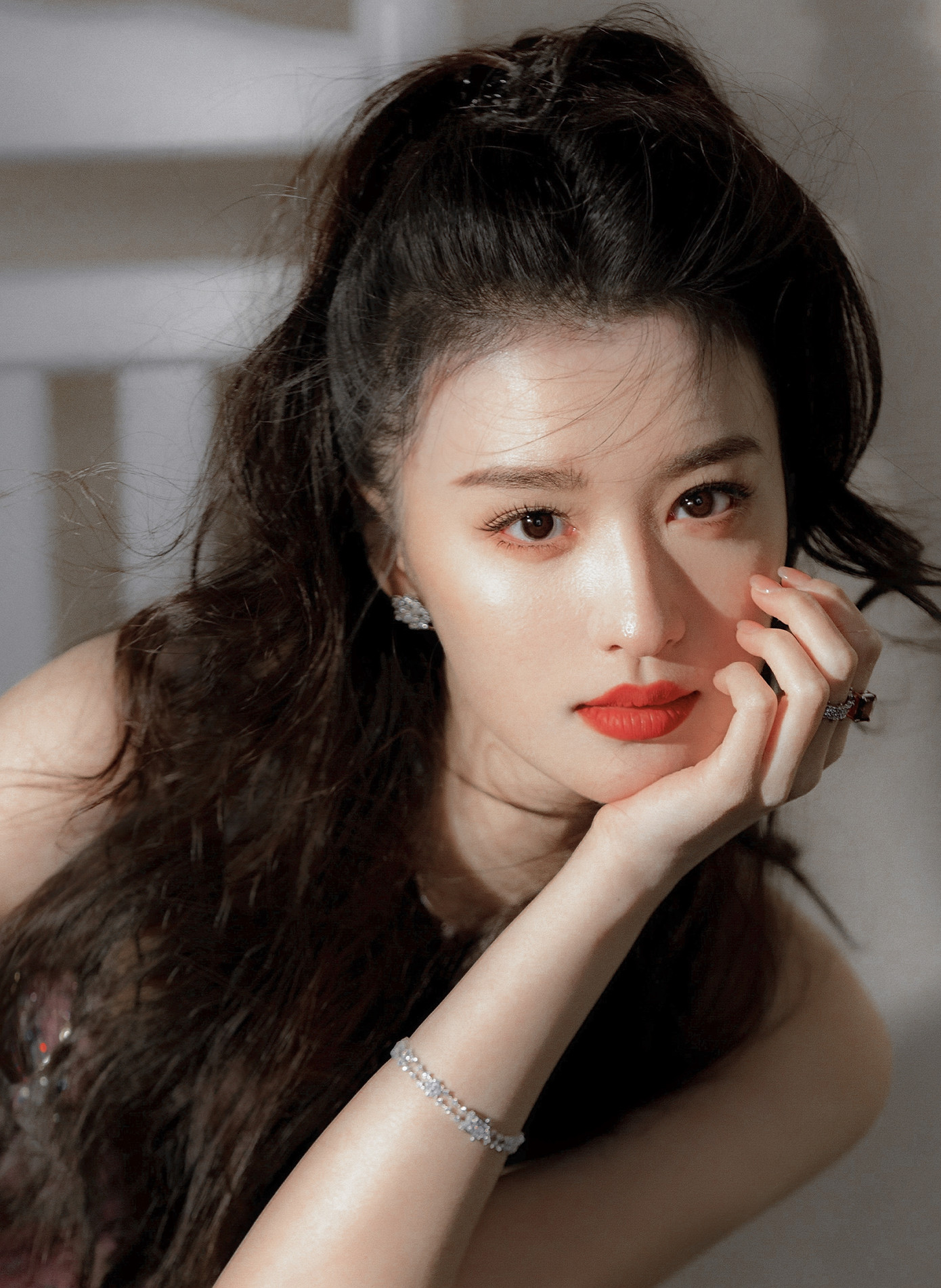 Vương Sở Nhiên cũng được đánh giá tốt về khả năng diễn xuất. Nữ diễn viên đóng phụ trong các dự án Tướng quân tại thượng, Khúc nhạc thanh bình. Trong đó, khả năng biểu cảm trước ống kính của mỹ nhân sinh năm 1999 còn được đánh giá tốt hơn nữ chính. Với phim Tướng quân tại thượng, Vương Sở Nhiên còn được yêu mến gọi là "em họ quốc dân" với màn xuất hiện kinh diễm của mình. Trong Yến vân đài, cô lấn lướt đàn chị Đường Yên. Vương Sở Nhiên cũng được đánh giá tốt về khả năng diễn xuất. Nữ diễn viên đóng phụ trong các dự án Tướng quân tại thượng, Khúc nhạc thanh bình. Trong đó, khả năng biểu cảm trước ống kính của mỹ nhân sinh năm 1999 còn được đánh giá tốt hơn nữ chính. Với phim Tướng quân tại thượng, Vương Sở Nhiên còn được yêu mến gọi là "em họ quốc dân" với màn xuất hiện kinh diễm của mình. Trong Yến vân đài, cô lấn lướt đàn chị Đường Yên.