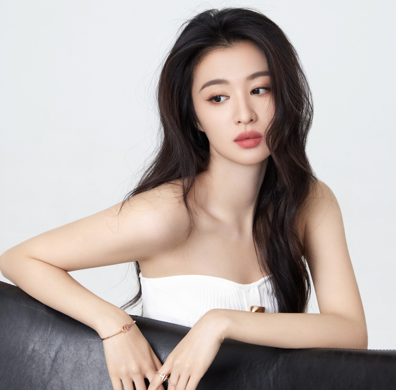 Theo Sina, Vương Sở Nhiên có ngoại hình đẹp, song cô chưa được công ty lăng xê mạnh mẽ. Người đẹp sinh năm 1999 đi lên từ những vai phụ, nỗ lực cải thiện diễn xuất. Bên cạnh đó, Vương Sở Nhiên có tính cách hiền lành, ôn hòa, cô chưa từng vướng scandal. Trả lời phỏng vấn, Vương Sở Nhiên cũng hy vọng khán giả nhớ tới cô thông qua các vai diễn, thay vì chỉ chú ý tới ngoại hình. Theo Sina, Vương Sở Nhiên có ngoại hình đẹp, song cô chưa được công ty lăng xê mạnh mẽ. Người đẹp sinh năm 1999 đi lên từ những vai phụ, nỗ lực cải thiện diễn xuất. Bên cạnh đó, Vương Sở Nhiên có tính cách hiền lành, ôn hòa, cô chưa từng vướng scandal. Trả lời phỏng vấn, Vương Sở Nhiên cũng hy vọng khán giả nhớ tới cô thông qua các vai diễn, thay vì chỉ chú ý tới ngoại hình.