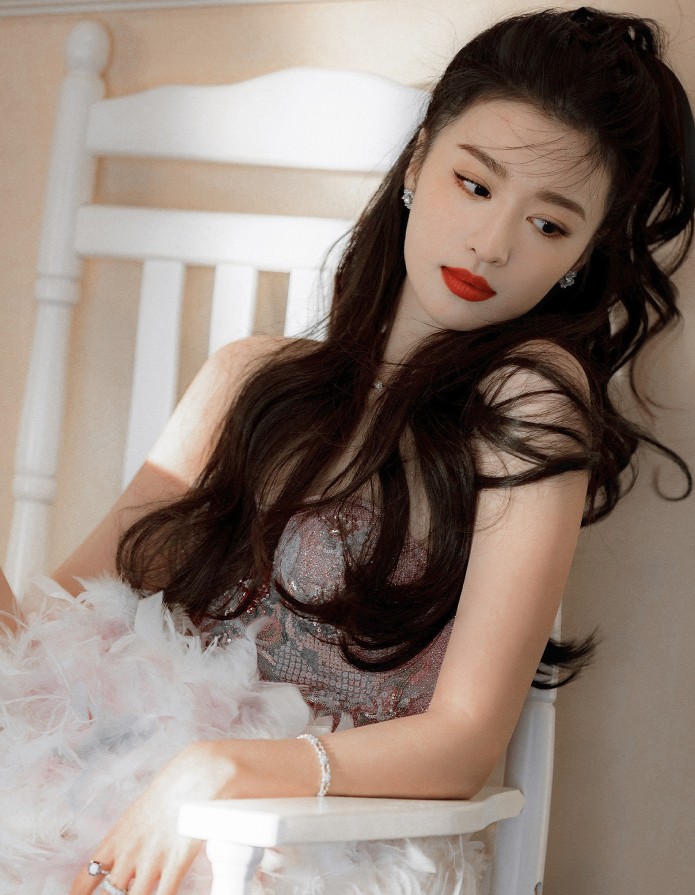 Ngày 16/1, Sina đưa tin Vương Sở Nhiên xuất hiện nổi bật trong chương trình Xuân Vãn của đài truyền hình Hồ Nam với tiết mục Mật ngữ bốn mùa. Nữ diễn viên sinh năm 1999 đem lại cảm giác tươi mới, tràn đầy sức sống. Ngày 16/1, Sina đưa tin Vương Sở Nhiên xuất hiện nổi bật trong chương trình Xuân Vãn của đài truyền hình Hồ Nam với tiết mục Mật ngữ bốn mùa. Nữ diễn viên sinh năm 1999 đem lại cảm giác tươi mới, tràn đầy sức sống.