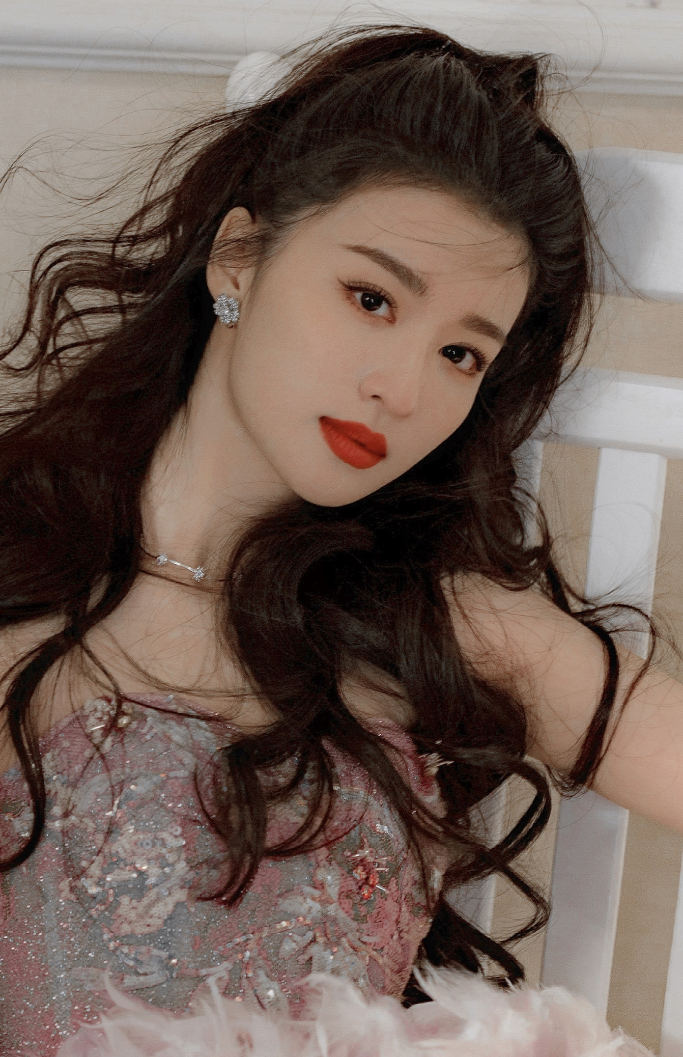 Trên mạng xã hội Weibo, vẻ đẹp thoát tục, cuốn hút của Vương Sở Nhiên cũng nhận được nhiều lời khen của khán giả. Cô được truyền thông Trung Quốc đánh giá là nữ diễn viên đẹp nhất trong lứa tiểu hoa đán sinh sau năm 1995. Bên cạnh đó, nét đẹp và khí chất của Vương Sở Nhiên có phần giống đàn chị Lưu Diệc Phi, do đó, cô còn được gọi với các mỹ từ như "Tiểu Lưu Diệc Phi", "Thần tiên tỷ tỷ thế hệ mới". Trên mạng xã hội Weibo, vẻ đẹp thoát tục, cuốn hút của Vương Sở Nhiên cũng nhận được nhiều lời khen của khán giả. Cô được truyền thông Trung Quốc đánh giá là nữ diễn viên đẹp nhất trong lứa tiểu hoa đán sinh sau năm 1995. Bên cạnh đó, nét đẹp và khí chất của Vương Sở Nhiên có phần giống đàn chị Lưu Diệc Phi, do đó, cô còn được gọi với các mỹ từ như "Tiểu Lưu Diệc Phi", "Thần tiên tỷ tỷ thế hệ mới".