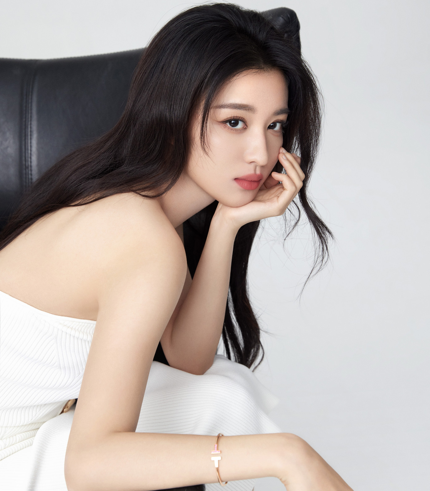 Theo Sina, Vương Sở Nhiên có ngoại hình đẹp, song cô chưa được công ty lăng xê mạnh mẽ. Người đẹp sinh năm 1999 đi lên từ những vai phụ, nỗ lực cải thiện diễn xuất. Bên cạnh đó, Vương Sở Nhiên có tính cách hiền lành, ôn hòa, cô chưa từng vướng scandal. Trả lời phỏng vấn, Vương Sở Nhiên cũng hy vọng khán giả nhớ tới cô thông qua các vai diễn, thay vì chỉ chú ý tới ngoại hình. Theo Sina, Vương Sở Nhiên có ngoại hình đẹp, song cô chưa được công ty lăng xê mạnh mẽ. Người đẹp sinh năm 1999 đi lên từ những vai phụ, nỗ lực cải thiện diễn xuất. Bên cạnh đó, Vương Sở Nhiên có tính cách hiền lành, ôn hòa, cô chưa từng vướng scandal. Trả lời phỏng vấn, Vương Sở Nhiên cũng hy vọng khán giả nhớ tới cô thông qua các vai diễn, thay vì chỉ chú ý tới ngoại hình.