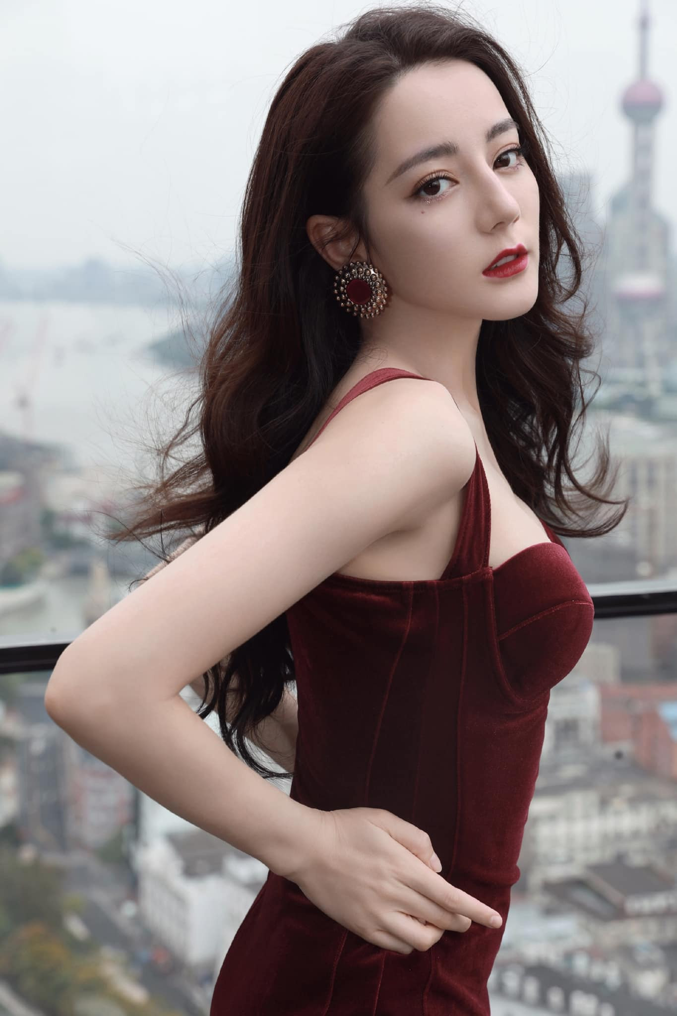 Triệu Lộ Tư với vẻ ngoài được đánh giá đẹp hơn Địch Lệ Nhiệt Ba khi đóng phim.