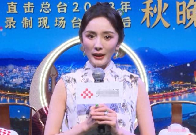 Dương Mịch lộ gương mặt hốc hác, đôi mắt trũng sâu. Dương Mịch lộ gương mặt hốc hác, đôi mắt trũng sâu.