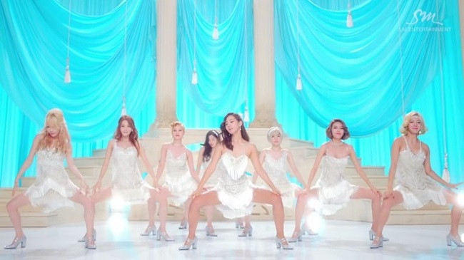 Cũng giống Secret, trong MV Lion Heart (2015) của nhóm SNSD cũng bị chê là kém duyên. Nhóm dạng chân, lắc hông trong khi mặc váy ngắn. Cũng giống Secret, trong MV Lion Heart (2015) của nhóm SNSD cũng bị chê là kém duyên. Nhóm dạng chân, lắc hông trong khi mặc váy ngắn.