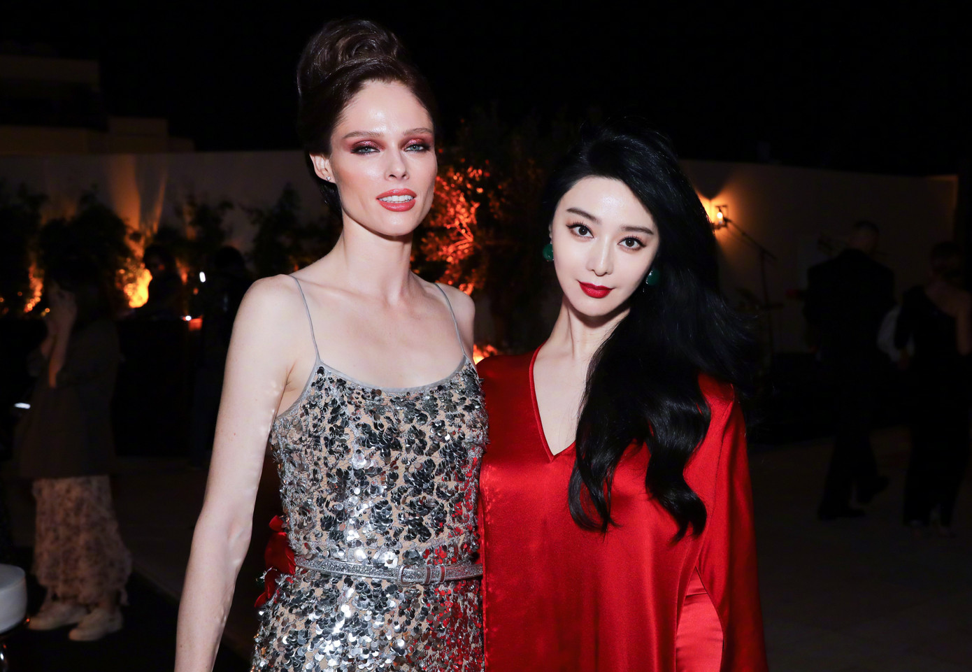 Phạm Băng Băng chụp ảnh với vô số các minh tinh, người nổi tiếng, như một cách chứng minh sức ảnh hưởng, quyền lực của cô.