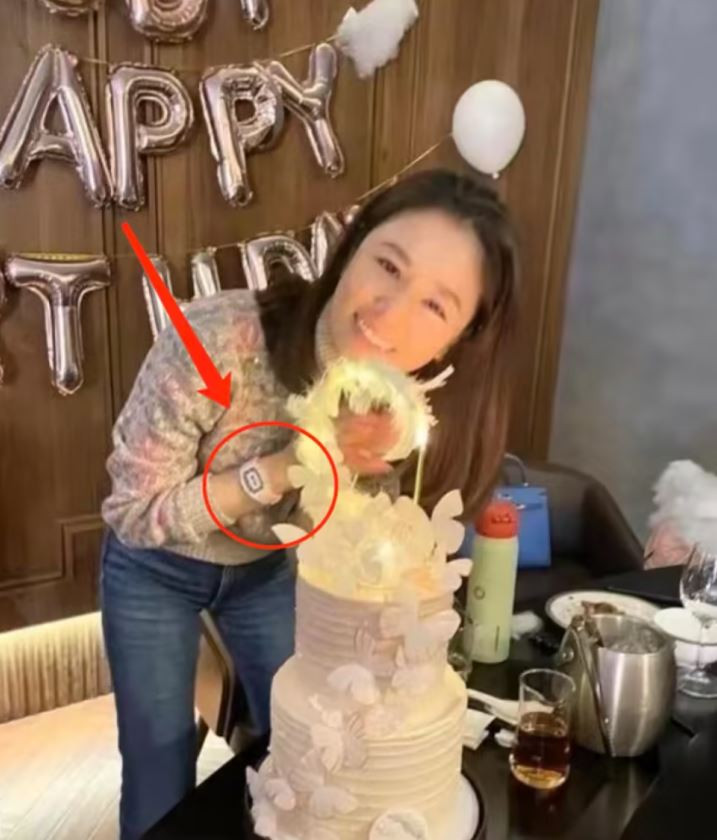 Lâm Tâm Như có nhiều trang sức đắt đỏ.