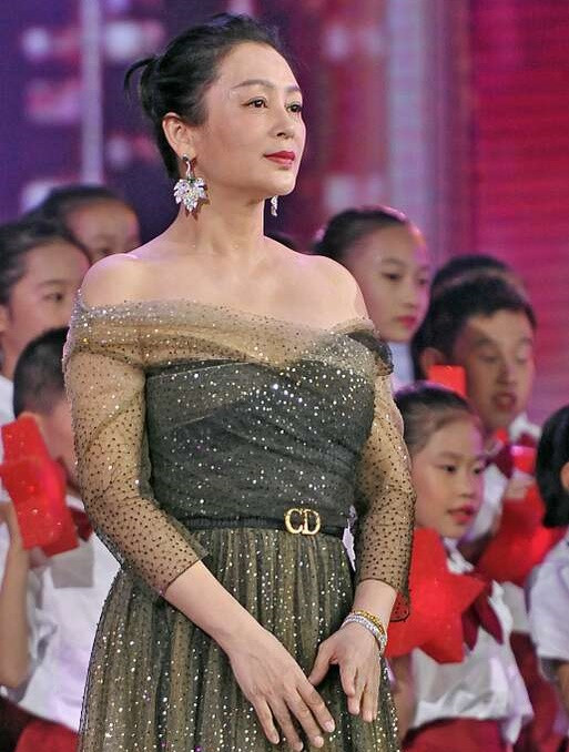 Tuy nhiên, đáng nói là trên mạng xã hội, Trần Hồng vẫn chia sẻ loạt ảnh được chỉnh sửa kỹ lưỡng mà nhìn nữ diễn viên chỉ mới hơn 30 tuổi.