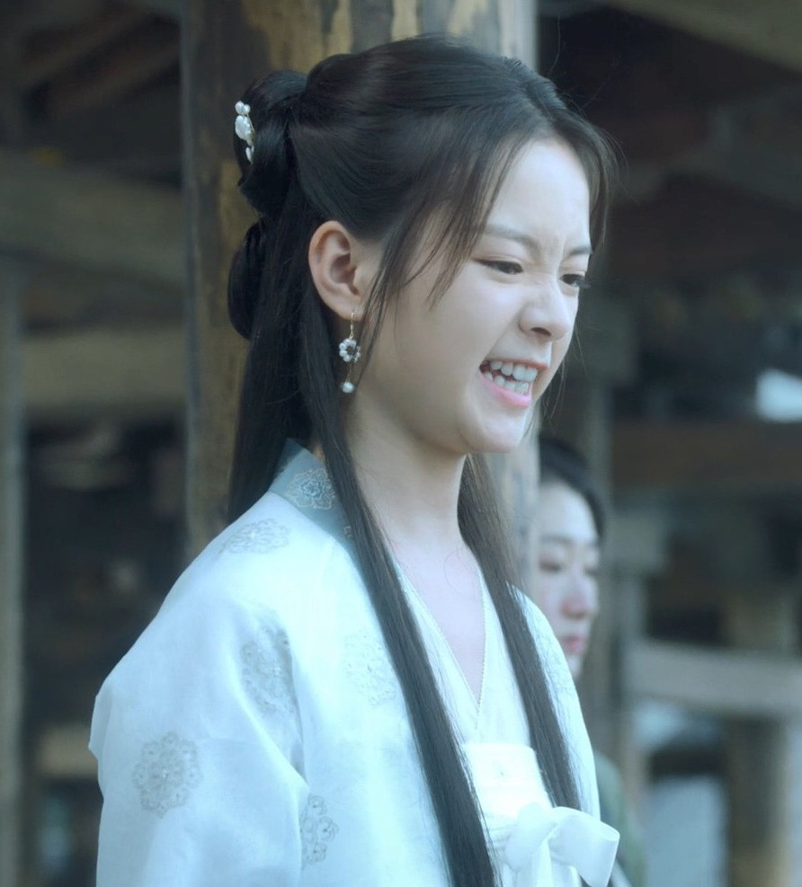 Bên cạnh đó, còn có trường hợp các ngôi sao được công ty quản lý o bế, chống lưng, dù diễn xuất chưa tốt, ngoại hình không hợp phim cổ trang nhưng thường đảm nhận vai đệ nhất mỹ nhân như Lý Canh Hy trong Tuyết trung hãn đao hành hay Âu Dương Na Na trong Vĩnh an mộng.