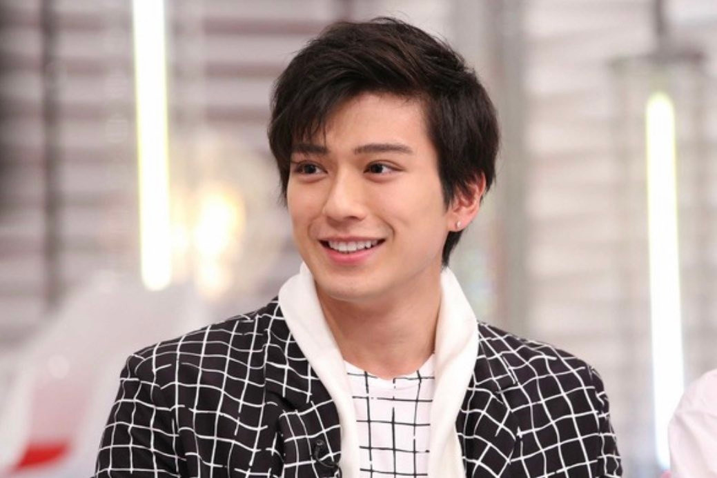 Arata Mackenyu và em trai (ảnh cuối) cùng thông báo đã kết hôn trong một ngày. Arata Mackenyu và em trai (ảnh cuối) cùng thông báo đã kết hôn trong một ngày.