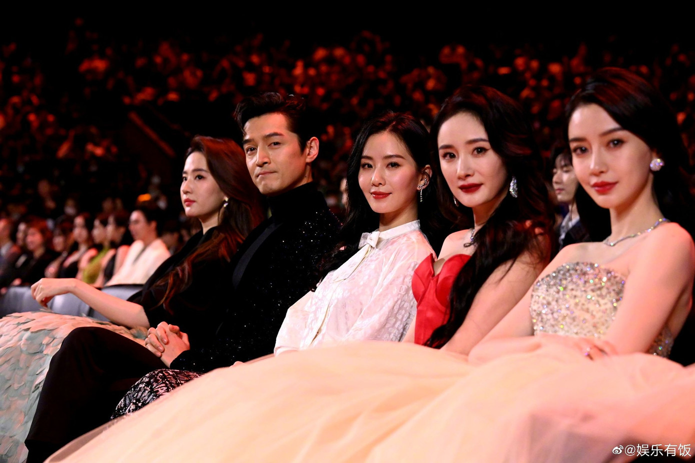 Dàn sao khủng tham gia sự kiện Đêm hội Weibo. Các ngôi sao không thể đi thảm đỏ vì ban tổ chức bị cảnh cáo do fan nhốn nháo.