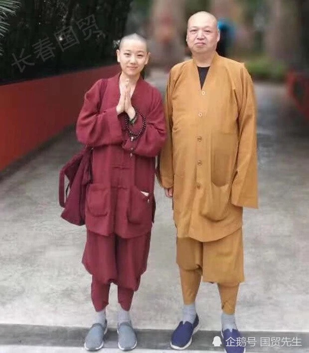 Hồ Nhã Tư nổi tiếng từ nhỏ, lớn lên thanh tú nhưng lại quyết định rời xa giới giải trí.