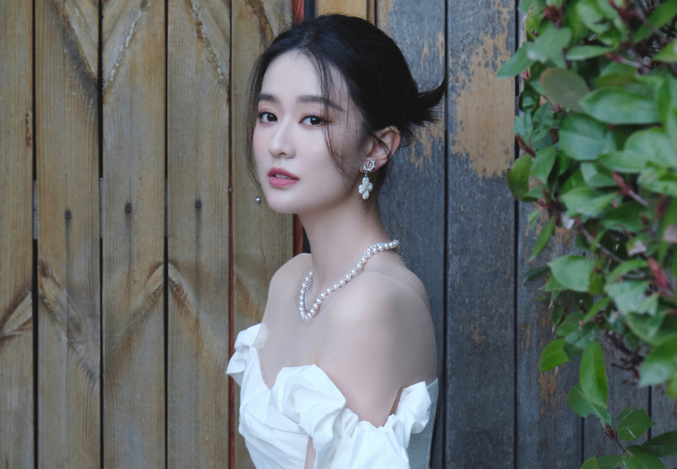 Theo Sohu, mặc dù kém nổi tiếng hơn Dương Dương, song người đẹp sinh năm 1993 có biệt danh "công chúa Thượng Hải" với gia thế giàu có, sống trong biệt thự rộng như lâu đài, có sân đỗ trực thăng, sân rộng để được hàng trăm chiếc xe. Biệt thự của Kiều Hân còn xây cầu thang xoắn ốc với 8 phòng 3 sảnh và 8 nhà vệ sinh, nhà ở thương mại hai tầng, được xây dựng từ năm 2010 với diện tích kiến trúc là 1.824 m2. Mỗi mét vuông của biệt thự có giá 200.000 NDT và phải đặt cọc trước 100 triệu NDT.