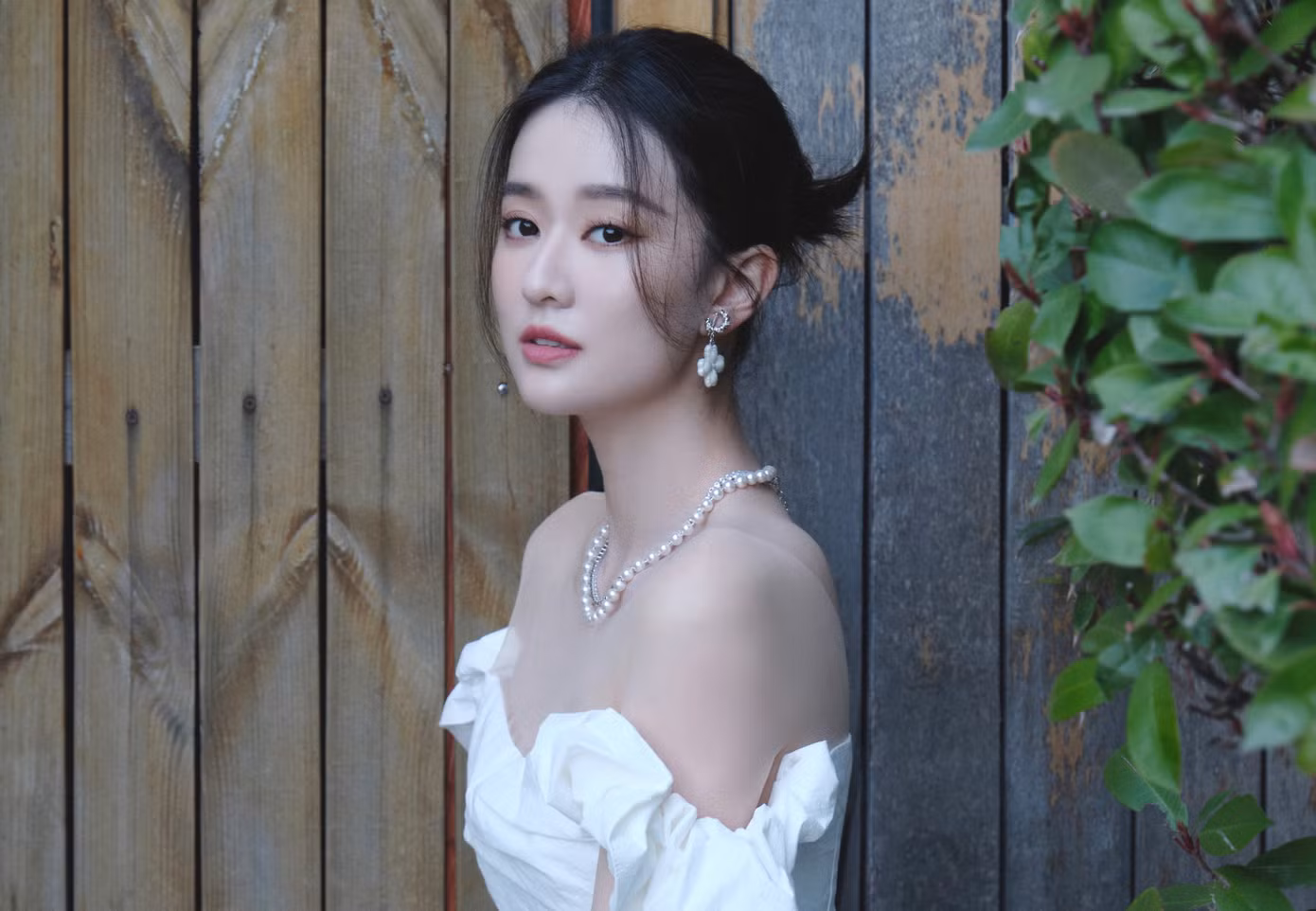Theo Sohu, mặc dù kém nổi tiếng hơn Dương Dương, song người đẹp sinh năm 1993 có biệt danh "công chúa Thượng Hải" với gia thế giàu có, sống trong biệt thự rộng như lâu đài, có sân đỗ trực thăng, sân rộng để được hàng trăm chiếc xe. Biệt thự của Kiều Hân còn xây cầu thang xoắn ốc với 8 phòng 3 sảnh và 8 nhà vệ sinh, nhà ở thương mại hai tầng, được xây dựng từ năm 2010 với diện tích kiến trúc là 1.824 m2. Mỗi mét vuông của biệt thự có giá 200.000 NDT và phải đặt cọc trước 100 triệu NDT.