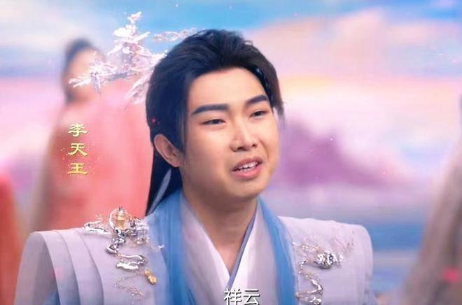 Theo Sohu, hai năm trở lại đây, khán giả xem phim truyền hình bức xúc khi tạo hình của các diễn viên đơn quan qua loa, kém đẹp. Bên cạnh đó, nhà sản xuất dựa vào độ nổi tiếng để chọn diễn viên, dù nhiều người không phù hợp với tạo hình cổ trang, diễn kém nhưng vẫn được đảm nhận vai chính. Do đó, màn ảnh Hoa ngữ liên tục xuất hiện những &quot;sửu nam&quot; (nam nhân xấu, trái ngược với mỹ nam). Trong đó, không thiếu những cái tên nổi danh như Lý Hiện, Trương Nhất Sơn, La Chính, Tống Uy Long, Trần Lập Nông, Kim Hạn, Lý Trị Đình, Đinh Vũ Hề... Vì tạo hình của họ kém đẹp mà thành tích của phim bết bát.