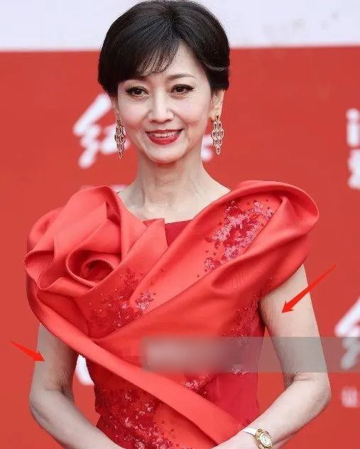 Nữ diễn viên Triệu Nhã Chi hiện tại 69 tuổi, bà xây dựng hình ảnh trẻ trung năng động, chụp ảnh với quần ngắn, ván trượt. Triệu Nhã Chi còn được mệnh danh là "nữ thần không tuổi". Nhìn hình ảnh trên trang cá nhân của ngôi sao Bạch Nương Tử truyền kỳ, khán giả cho rằng Triệu Nhã Chi chỉ hơn 50 tuổi và thường xuyên dành lời khen ngợi nữ diễn viên. Tuy nhiên thực tế ngoại hình Triệu Nhã Chi không khác biệt nhiều so với độ tuổi.