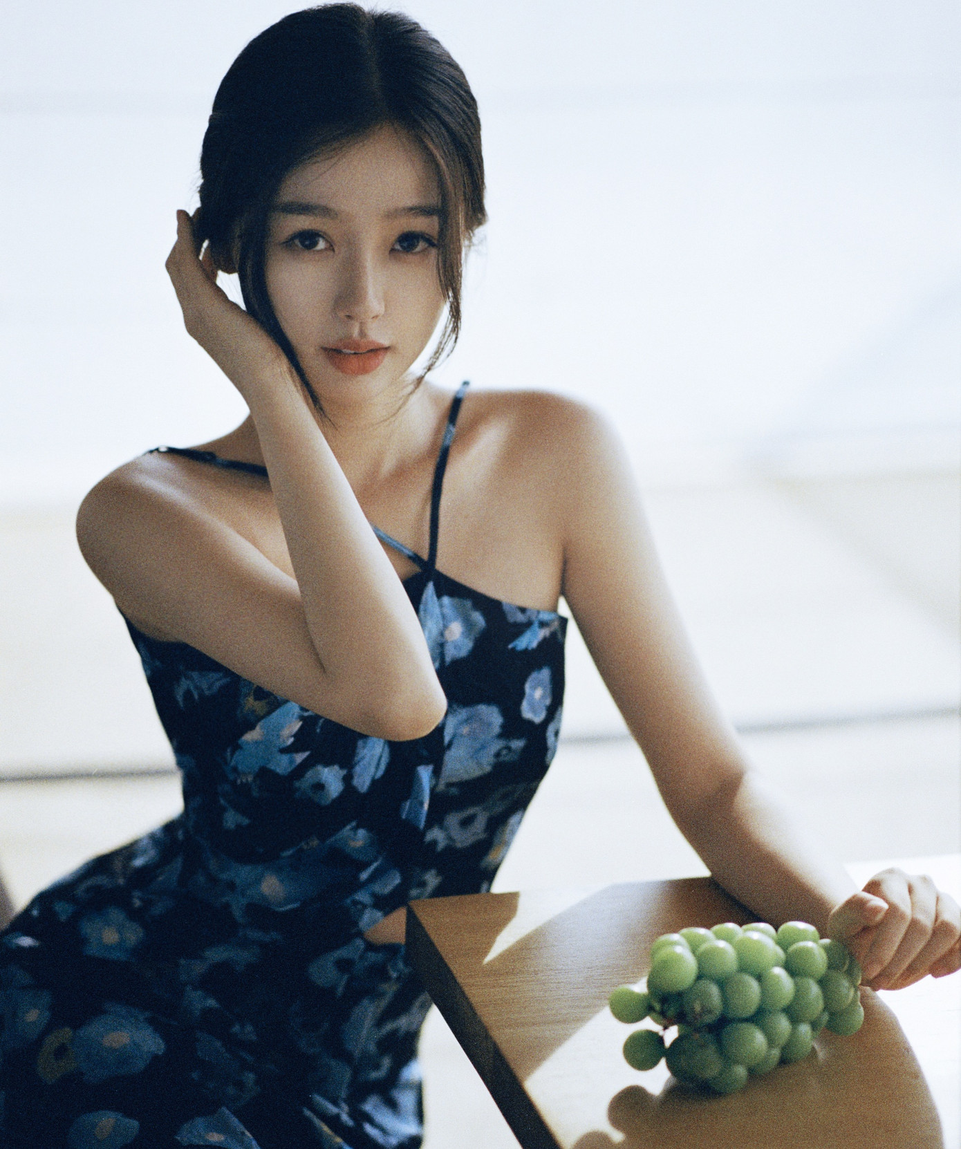 Tiểu thư gia tài bạc tỷ Ngu Thư Hân: Ngu Thư Hân có ông nội là Chủ tịch liên đoàn lao động của Tập đoàn gang thép Giang tây Dư Cương, sau này cha cô tiếp quản công việc kinh doanh sắt thép. Mẹ của Ngu Thư Hân sở hữu nhiều công ty riêng từ thực phẩm đến bất động sản, vận tải. Bản thân Ngu Thư Hân chia sẻ cô được cha mẹ dạy về tính độc lập và kinh doanh từ nhỏ. Hiện tại nữ diễn viên sở hữu 5 công ty khác nhau, ngoại trừ liên quan đến các hoạt động của cô, còn có công ty làm về du lịch quốc tế và công nghệ làm đẹp.