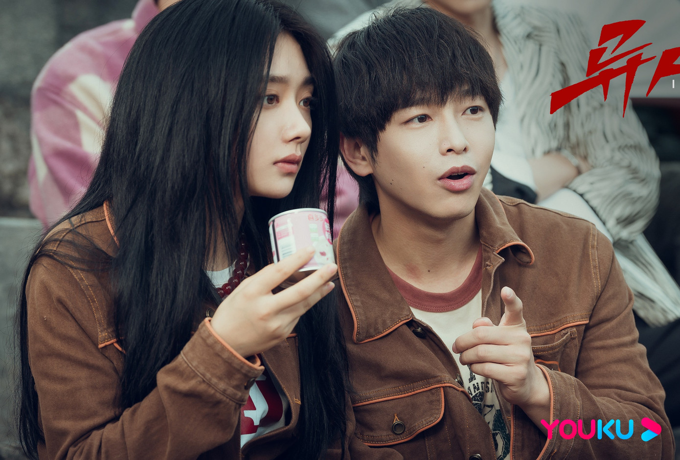 Vương Ảnh Lộ tạo hình đơn giản nhưng cuốn hút trong phim Thế giới dị nhân. Nữ diễn viên trẻ thể hiện khả năng võ thuật tốt.