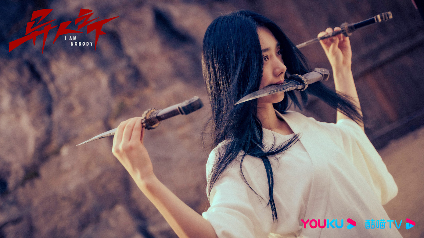 Vương Ảnh Lộ tạo hình đơn giản nhưng cuốn hút trong phim Thế giới dị nhân. Nữ diễn viên trẻ thể hiện khả năng võ thuật tốt.