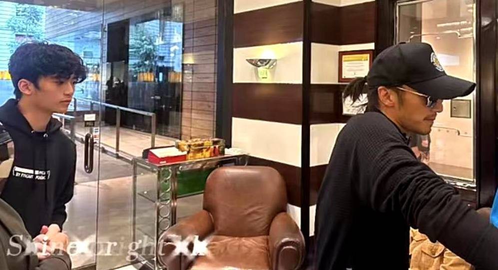 Con trai cả Lucas đi du lịch cùng Tạ Đình Phong. Con trai cả Lucas đi du lịch cùng Tạ Đình Phong.