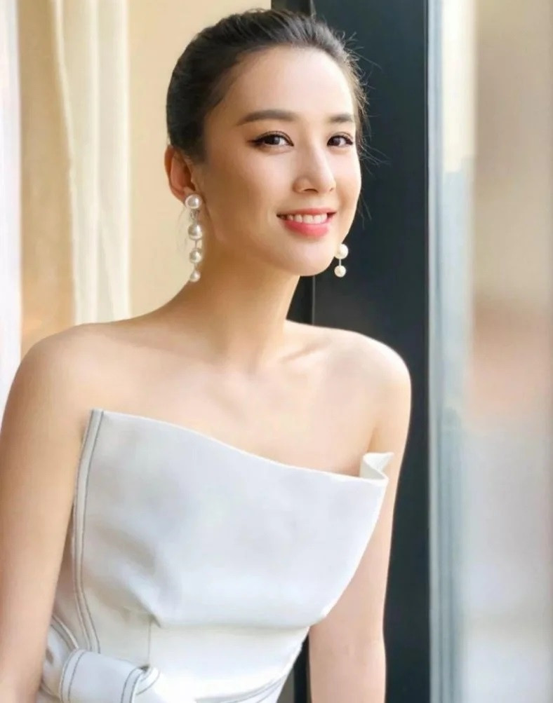 Huỳnh Thánh Y được ông xã Dương Tử giúp đỡ, có cuộc sống giàu sang, song sự nghiệp dần xuống dốc. Huỳnh Thánh Y được ông xã Dương Tử giúp đỡ, có cuộc sống giàu sang, song sự nghiệp dần xuống dốc.