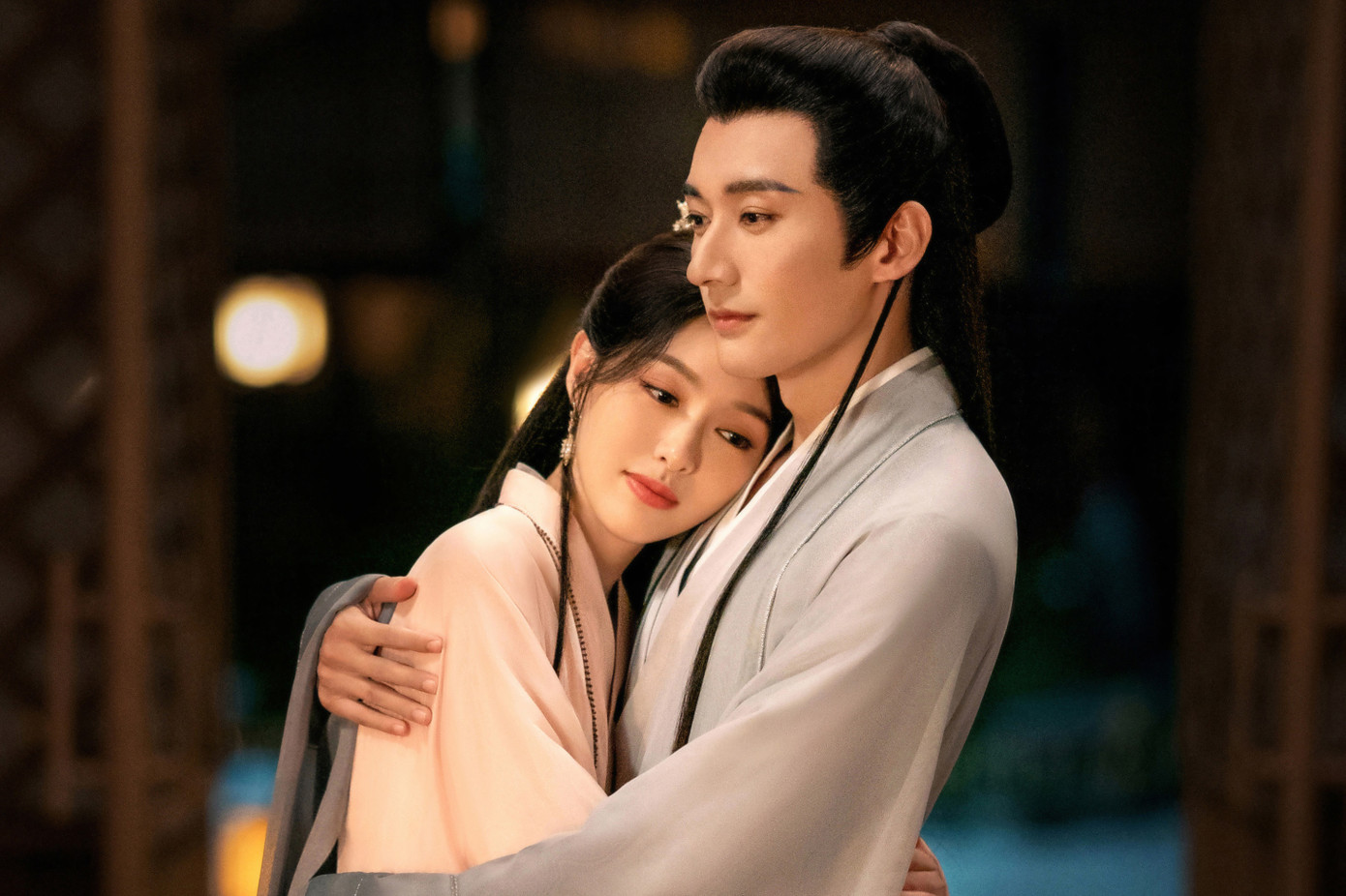 Dù đã được chỉnh sửa hình ảnh kỹ lưỡng, dàn tiểu hoa đán 85 cũng không giấu được tuổi tác khi lên phim. Trong ảnh là Đường Yên đóng cặp với đàn em Lưu Học Nghĩa trong Niệm vô song.