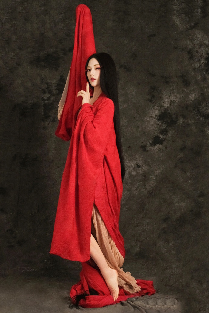 Theo Sohu, Na Nhiên Naran có gương mặt sắc cạnh, ấn tượng, xinh đẹp. Tuy nhiên tạo hình trong phim của cô đơn giản, giống với vai diễn hồ ly Tiểu Duy của Châu Tấn trong tác phẩm Họa bì. Nhà sản xuất cho biết Na Nhiên Naran đã phải trải qua khóa huấn luyện hơn 3 tháng để học cách đi đứng, phong thái vận động của loài cáo, học các điệu múa để hóa thân vào nhân vật Đát Kỷ. Theo Sohu, Na Nhiên Naran có gương mặt sắc cạnh, ấn tượng, xinh đẹp. Tuy nhiên tạo hình trong phim của cô đơn giản, giống với vai diễn hồ ly Tiểu Duy của Châu Tấn trong tác phẩm Họa bì. Nhà sản xuất cho biết Na Nhiên Naran đã phải trải qua khóa huấn luyện hơn 3 tháng để học cách đi đứng, phong thái vận động của loài cáo, học các điệu múa để hóa thân vào nhân vật Đát Kỷ.