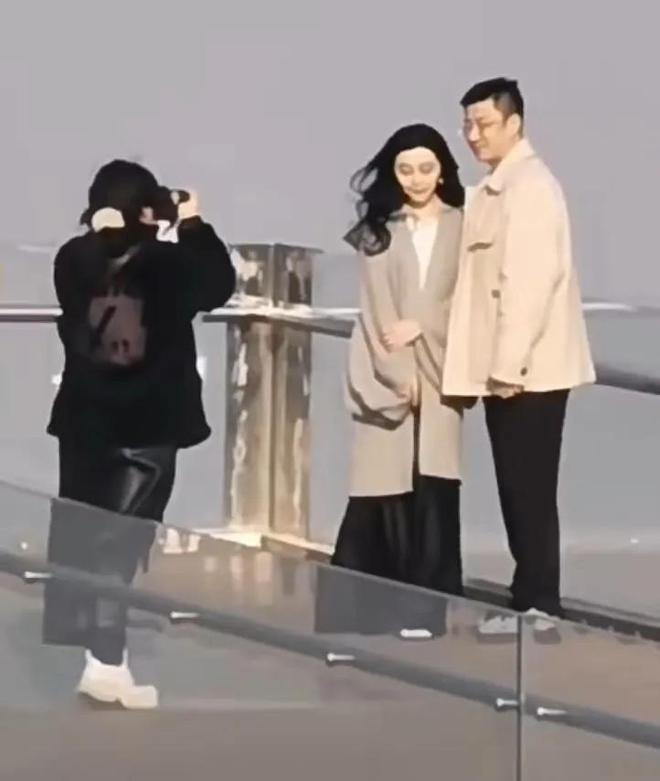 Bạn trai tháp tùng Phạm Băng Băng về quê nhà.