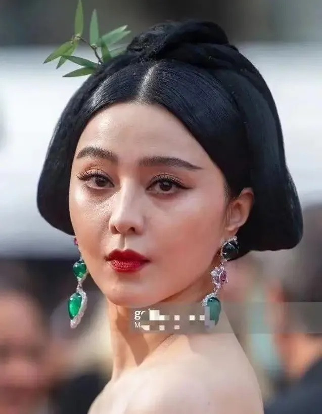 Hình ảnh chưa chỉnh sửa của Phạm Băng Băng trở thành đề tài bàn luận của khán giả. Công chúng không còn bị đánh lừa về nhan sắc vĩnh cửu của nữ hoàng thảm đỏ.