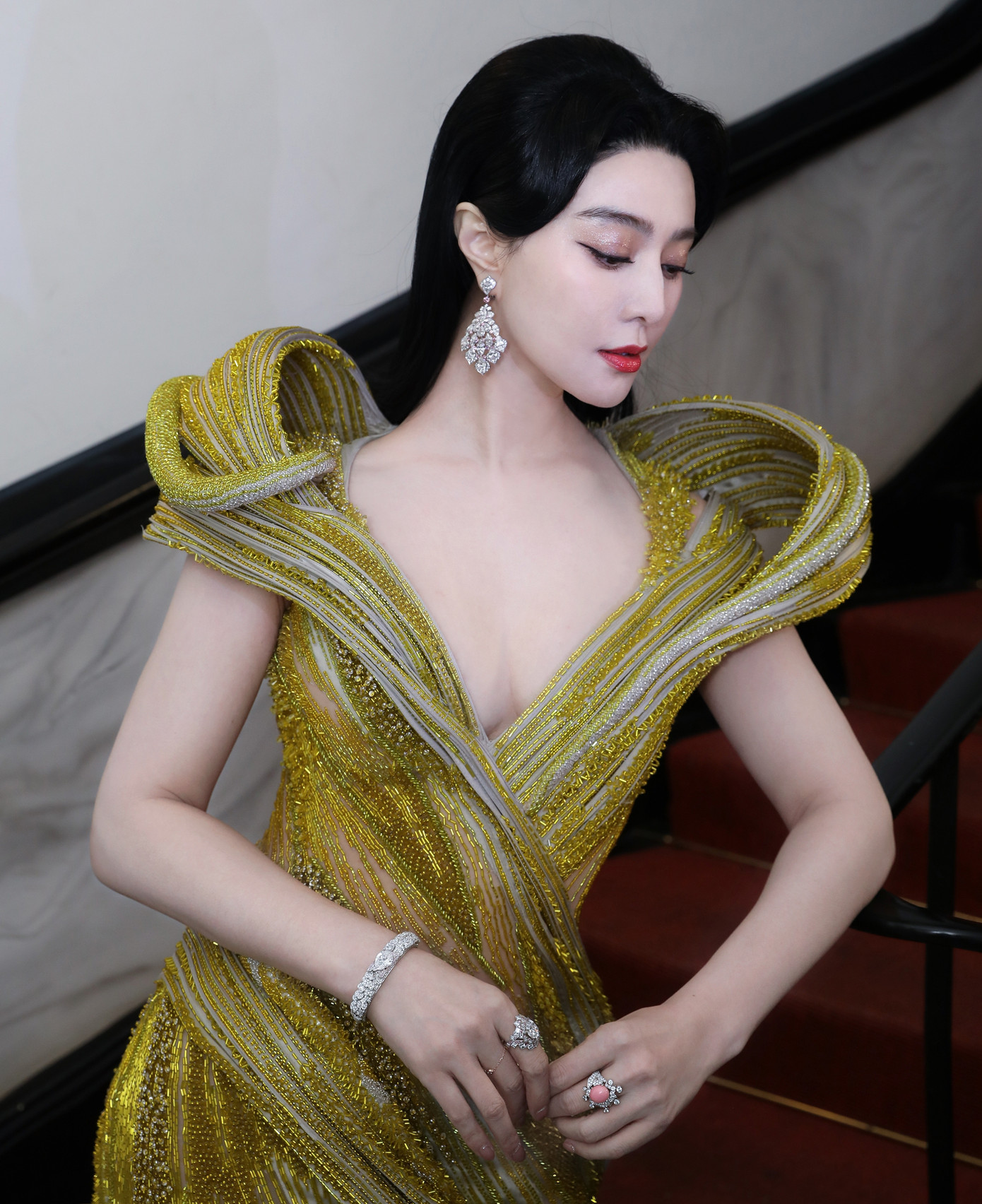 Do đó, khi nhận lời tham gia Green Light, Phạm Băng Băng sẵn sàng đóng cảnh bị cưỡng hiếp, nhục mạ, nhân vật của cô liên tục buông lời chửi bới và còn có tình yêu đồng tính nữ. Đây là vai diễn nặng ký, có tính đột phá so với hình tượng trước đó của nữ diễn viên. Tuy nhiên, bộ phim Green Light không đạt thành tích nào tại LHP Berlin. Bên cạnh đó, giới chuyên môn cũng có những nhận xét không mấy tích cực về nội dung và diễn xuất trong tác phẩm. Do đó, khi nhận lời tham gia Green Light, Phạm Băng Băng sẵn sàng đóng cảnh bị cưỡng hiếp, nhục mạ, nhân vật của cô liên tục buông lời chửi bới và còn có tình yêu đồng tính nữ. Đây là vai diễn nặng ký, có tính đột phá so với hình tượng trước đó của nữ diễn viên. Tuy nhiên, bộ phim Green Light không đạt thành tích nào tại LHP Berlin. Bên cạnh đó, giới chuyên môn cũng có những nhận xét không mấy tích cực về nội dung và diễn xuất trong tác phẩm.