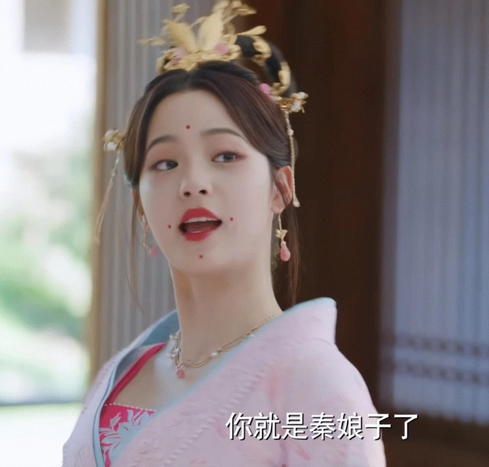 Bên cạnh đó, còn có trường hợp các ngôi sao được công ty quản lý o bế, chống lưng, dù diễn xuất chưa tốt, ngoại hình không hợp phim cổ trang nhưng thường đảm nhận vai đệ nhất mỹ nhân như Lý Canh Hy trong Tuyết trung hãn đao hành hay Âu Dương Na Na trong Vĩnh an mộng.