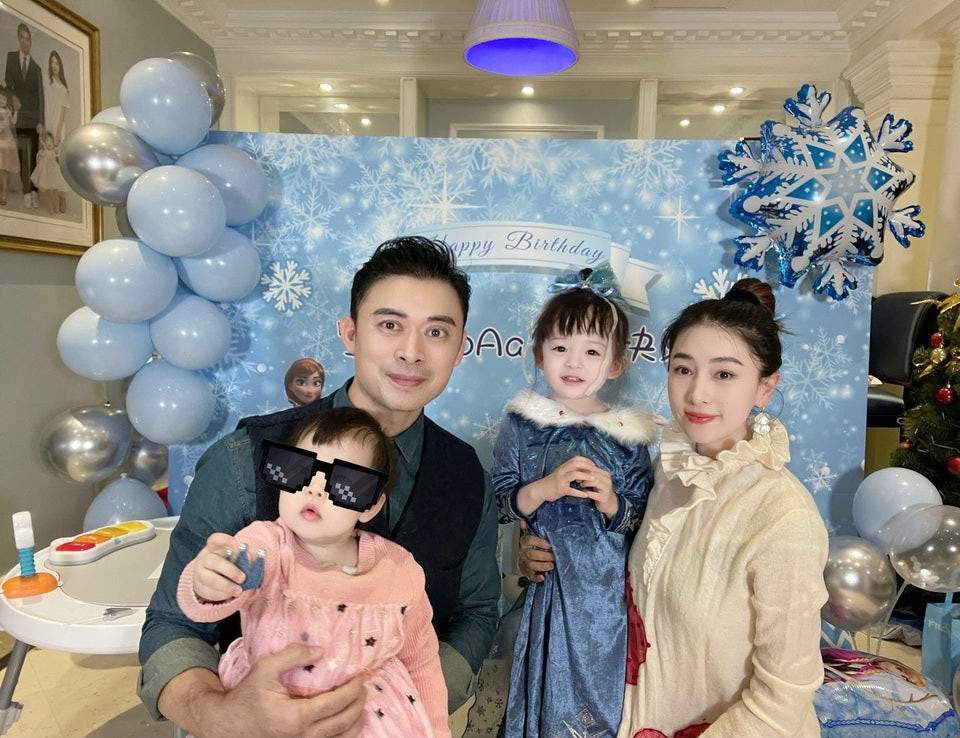 Phàn Thiếu Hoàng bên vợ kém 10 tuổi và hai con gái.