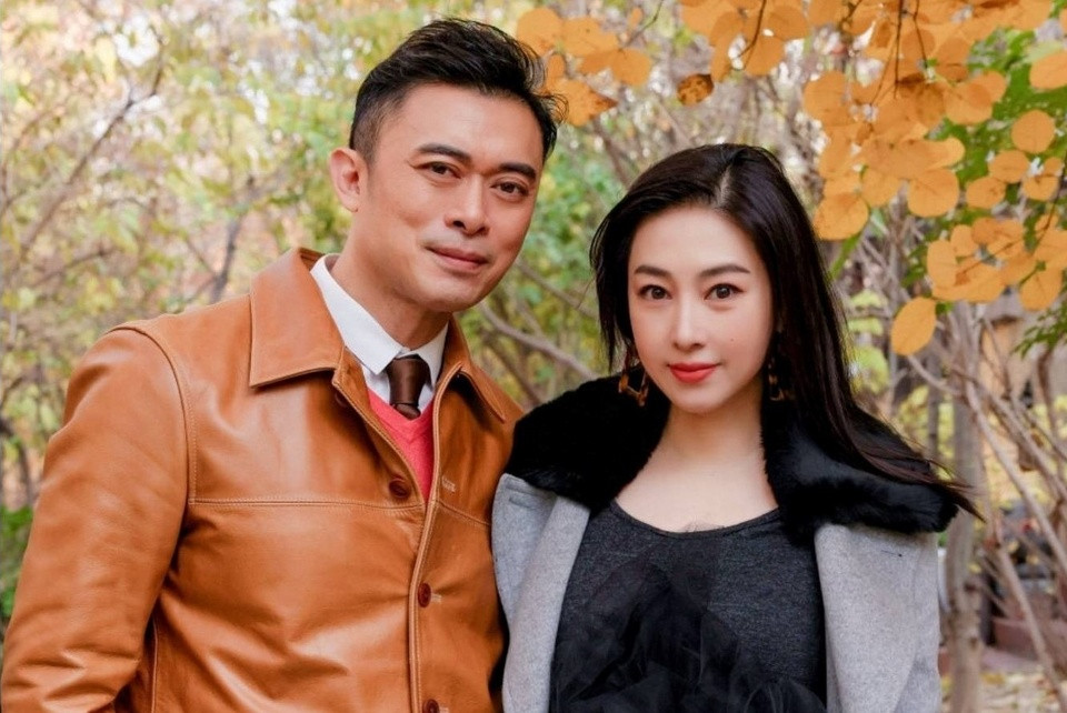 Phàn Thiếu Hoàng bên vợ kém 10 tuổi và hai con gái.