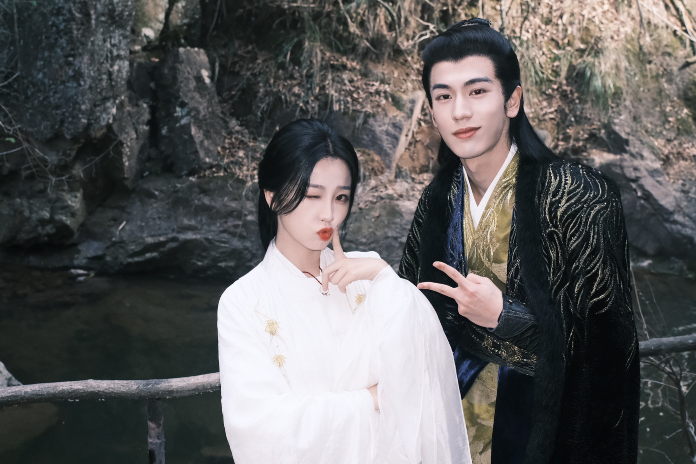 Các diễn viên đã mất hơn 100 ngày để tham gia Vân chi vũ nhưng không nhận lại kết quả tốt do kịch bản quá dở. Các diễn viên đã mất hơn 100 ngày để tham gia Vân chi vũ nhưng không nhận lại kết quả tốt do kịch bản quá dở.