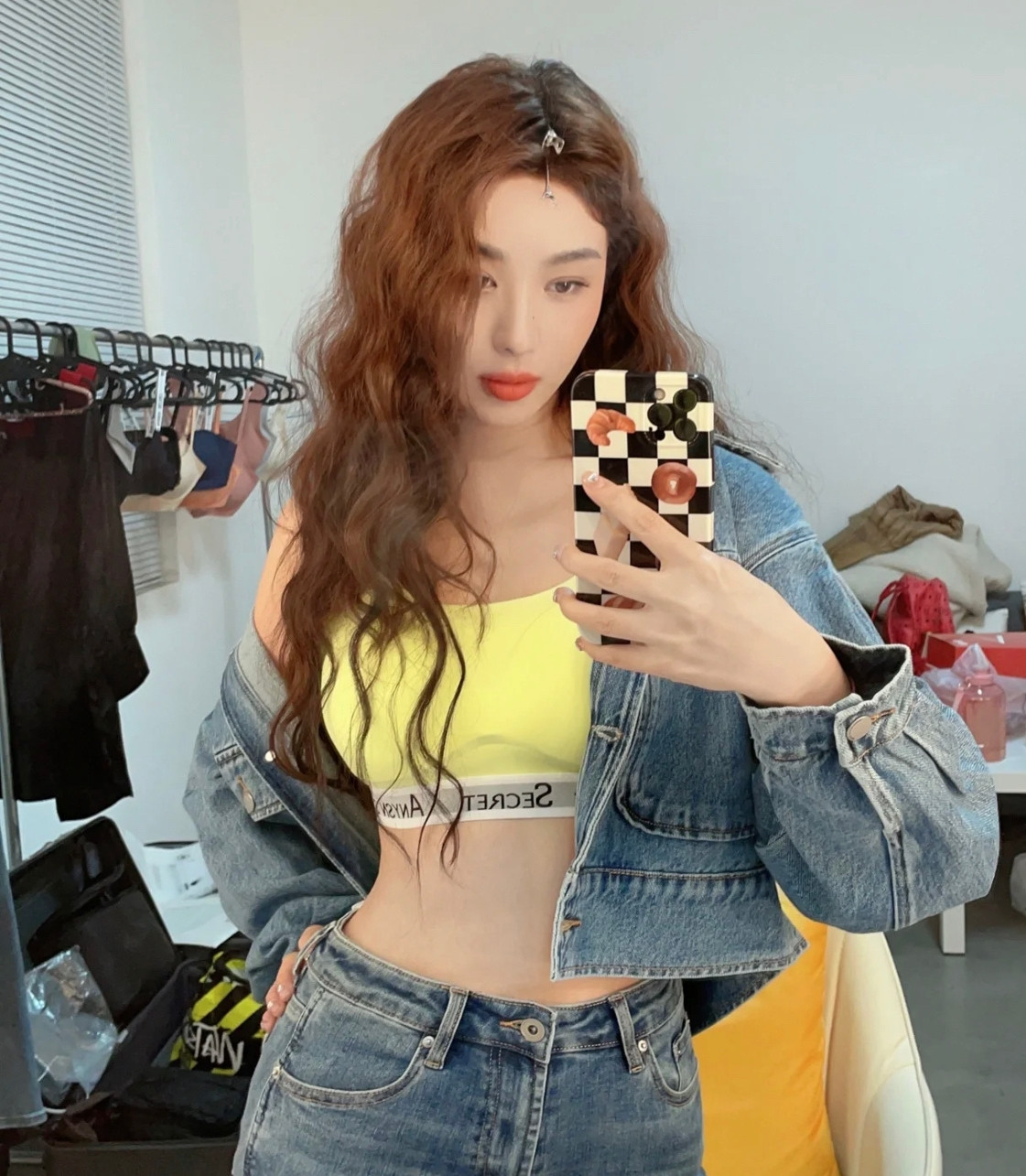 Lý Phi Nhi gây tranh cãi khi đăng ảnh khỏa thân trên trang cá nhân. Ảnh: Sina.