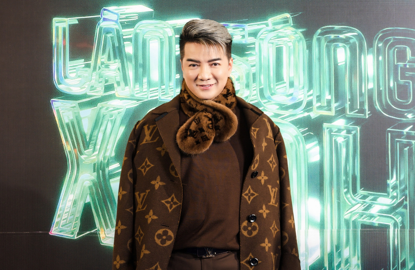 Nam ca sĩ Đàm Vĩnh Hưng xuất hiện trong bộ cánh hàng hiệu sang trọng. Nam ca sĩ Đàm Vĩnh Hưng xuất hiện trong bộ cánh hàng hiệu sang trọng.