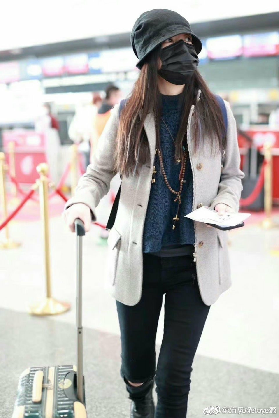Triệu Vy xuất hiện tại sân bay Bắc Kinh. Triệu Vy xuất hiện tại sân bay Bắc Kinh.