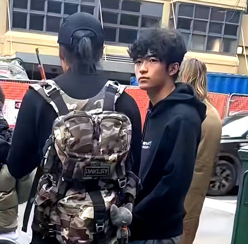 Con trai cả Lucas đi du lịch cùng Tạ Đình Phong. Con trai cả Lucas đi du lịch cùng Tạ Đình Phong.