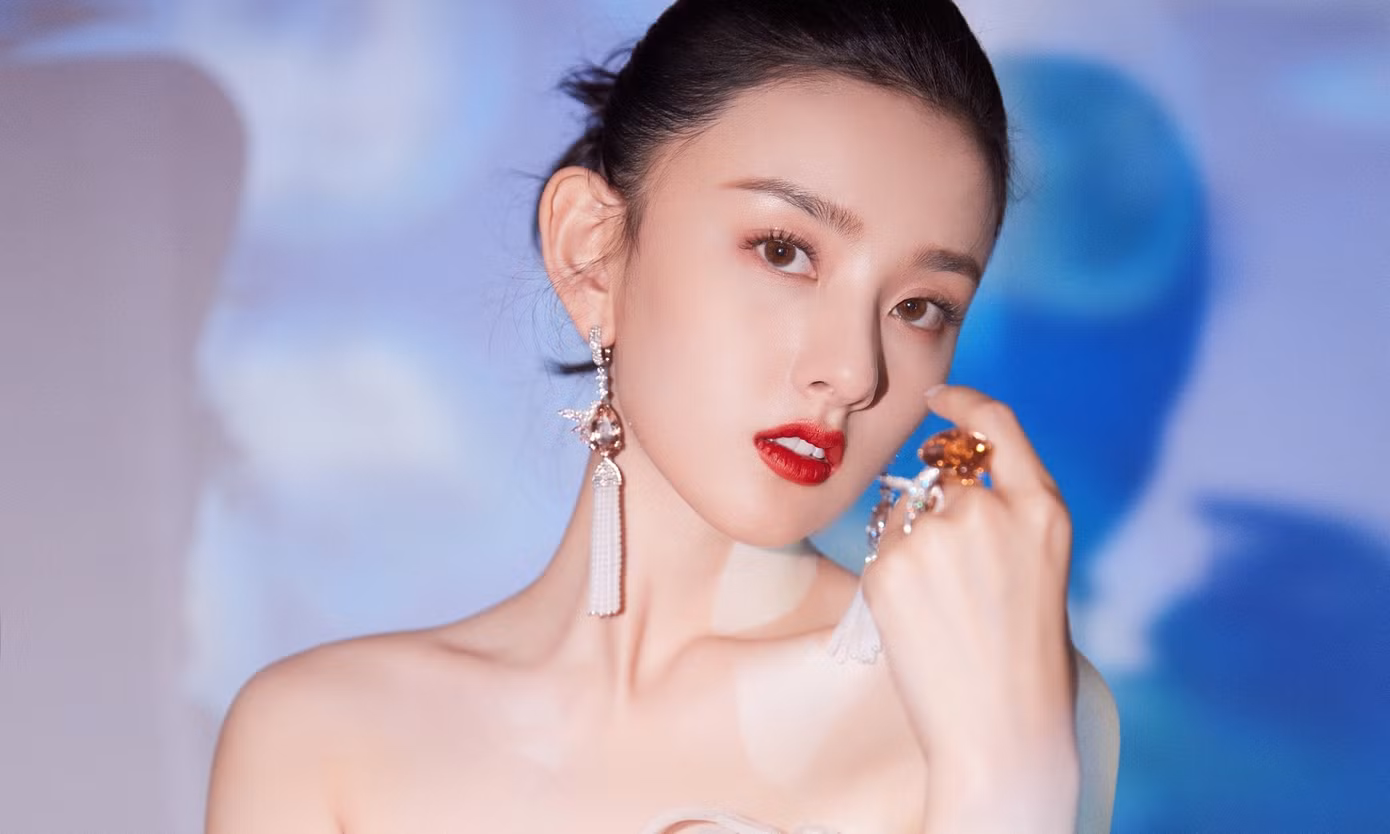 Tống Tổ Nhi sự nghiệp "bay màu" chỉ sau một ngày vì scandal trốn thuế. Tống Tổ Nhi sự nghiệp "bay màu" chỉ sau một ngày vì scandal trốn thuế.