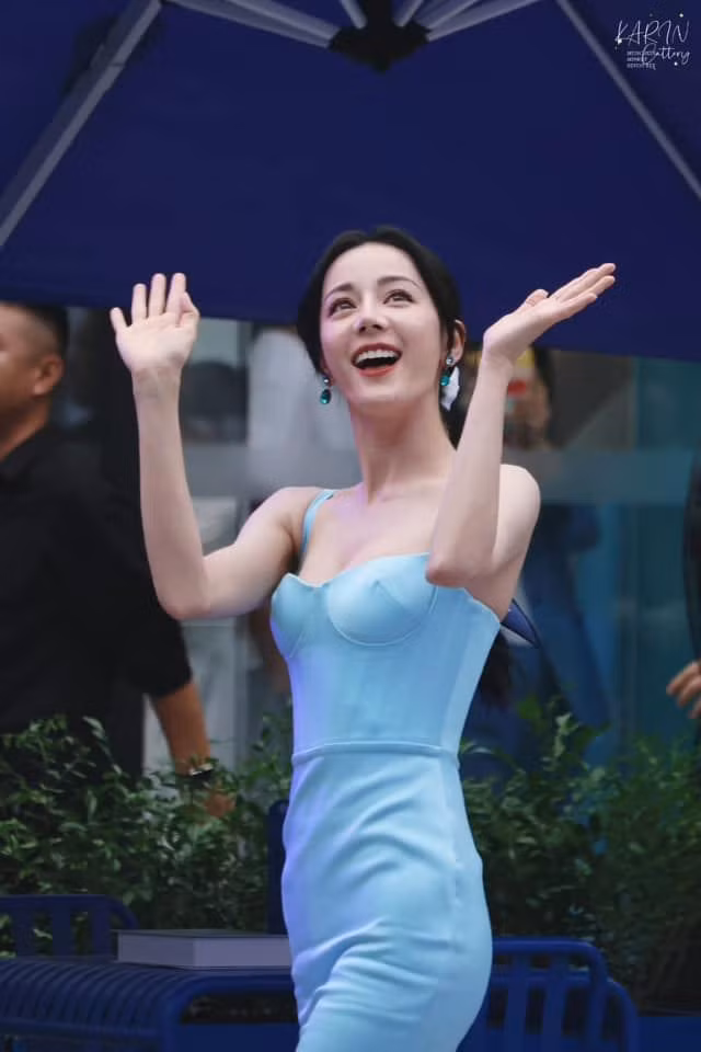 Địch Lệ Nhiệt Ba o ép vòng một.