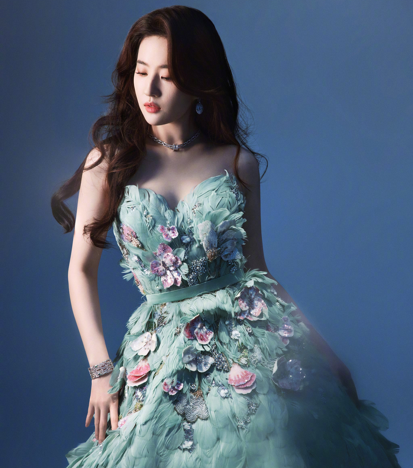 Sau đó, có tới hơn 600 triệu lượt xem những bài đăng khen ngợi tạo hình của Lưu Diệc Phi. Nhà mốt Elie Saab cũng chia sẻ hình ảnh của nữ diễn viên kèm lời khen "lấp lánh như chim công". Sau đó, có tới hơn 600 triệu lượt xem những bài đăng khen ngợi tạo hình của Lưu Diệc Phi. Nhà mốt Elie Saab cũng chia sẻ hình ảnh của nữ diễn viên kèm lời khen "lấp lánh như chim công".