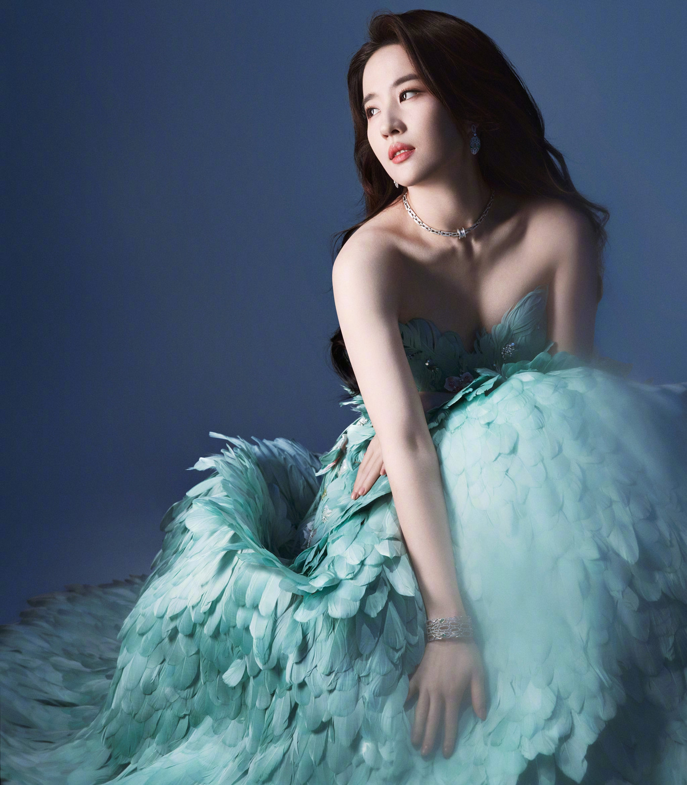 Sau đó, có tới hơn 600 triệu lượt xem những bài đăng khen ngợi tạo hình của Lưu Diệc Phi. Nhà mốt Elie Saab cũng chia sẻ hình ảnh của nữ diễn viên kèm lời khen "lấp lánh như chim công". Sau đó, có tới hơn 600 triệu lượt xem những bài đăng khen ngợi tạo hình của Lưu Diệc Phi. Nhà mốt Elie Saab cũng chia sẻ hình ảnh của nữ diễn viên kèm lời khen "lấp lánh như chim công".