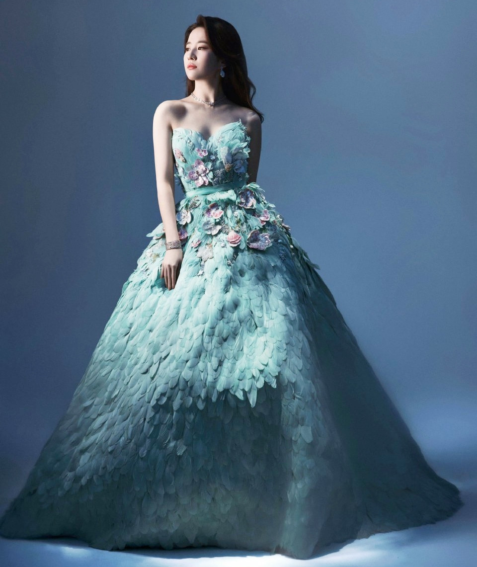 Lưu Diệc Phi sinh năm 1987, nổi tiếng từ năm 16 tuổi với các tác phẩm như Kim phấn thế gia, Thần điêu đại hiệp, Thiên long bát bộ... Nhan sắc tuyệt mỹ của Lưu Diệc Phi được xưng tụng là "thần tiên tỷ tỷ" độc nhất vô nhị của Trung Quốc. Nữ diễn viên từng thủ vai Hoa Mộc Lan trong tác phẩm Mulan do Disney sản xuất. Lưu Diệc Phi sinh năm 1987, nổi tiếng từ năm 16 tuổi với các tác phẩm như Kim phấn thế gia, Thần điêu đại hiệp, Thiên long bát bộ... Nhan sắc tuyệt mỹ của Lưu Diệc Phi được xưng tụng là "thần tiên tỷ tỷ" độc nhất vô nhị của Trung Quốc. Nữ diễn viên từng thủ vai Hoa Mộc Lan trong tác phẩm Mulan do Disney sản xuất.