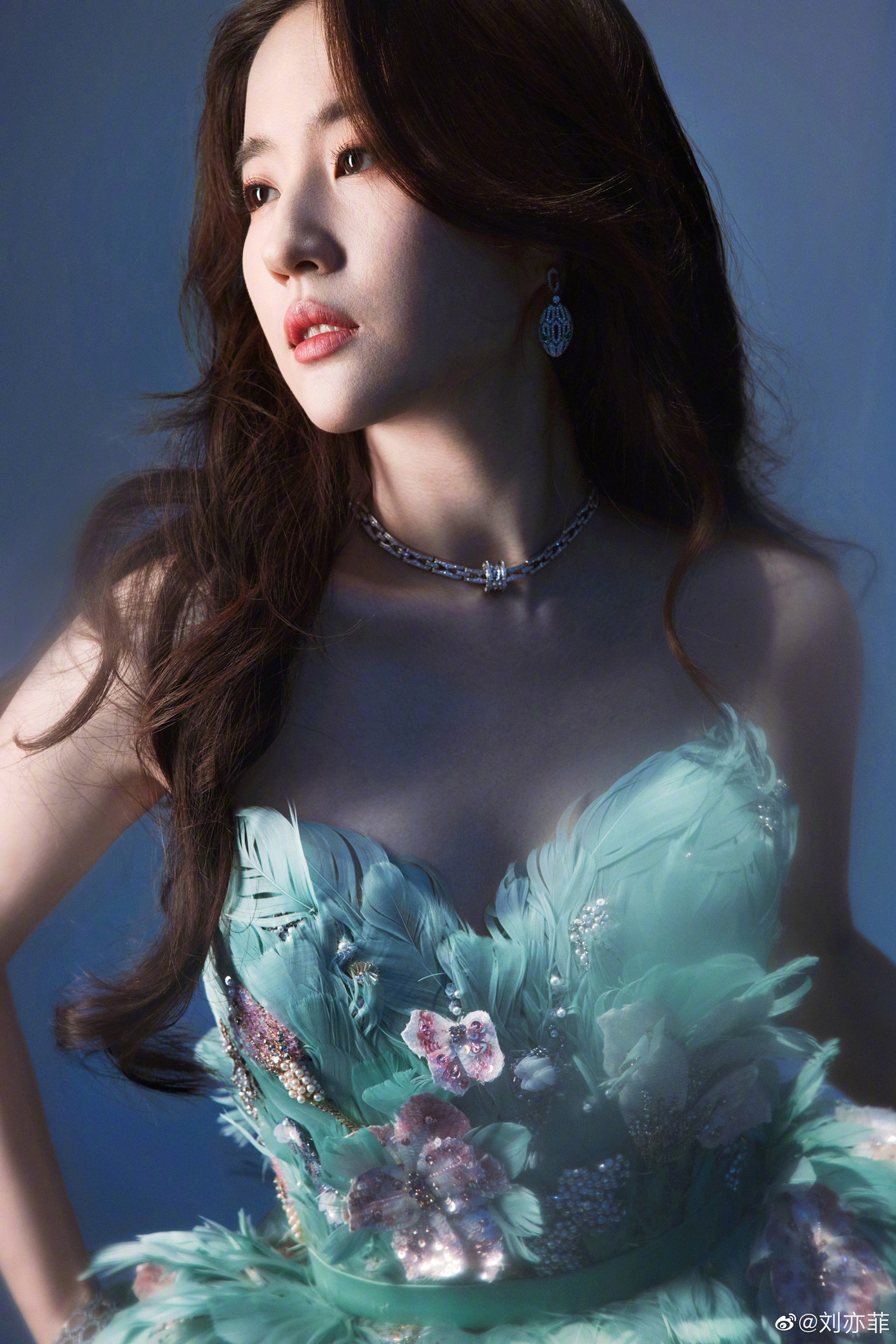 Lưu Diệc Phi sinh năm 1987, nổi tiếng từ năm 16 tuổi với các tác phẩm như Kim phấn thế gia, Thần điêu đại hiệp, Thiên long bát bộ... Nhan sắc tuyệt mỹ của Lưu Diệc Phi được xưng tụng là "thần tiên tỷ tỷ" độc nhất vô nhị của Trung Quốc. Nữ diễn viên từng thủ vai Hoa Mộc Lan trong tác phẩm Mulan do Disney sản xuất. Lưu Diệc Phi sinh năm 1987, nổi tiếng từ năm 16 tuổi với các tác phẩm như Kim phấn thế gia, Thần điêu đại hiệp, Thiên long bát bộ... Nhan sắc tuyệt mỹ của Lưu Diệc Phi được xưng tụng là "thần tiên tỷ tỷ" độc nhất vô nhị của Trung Quốc. Nữ diễn viên từng thủ vai Hoa Mộc Lan trong tác phẩm Mulan do Disney sản xuất.