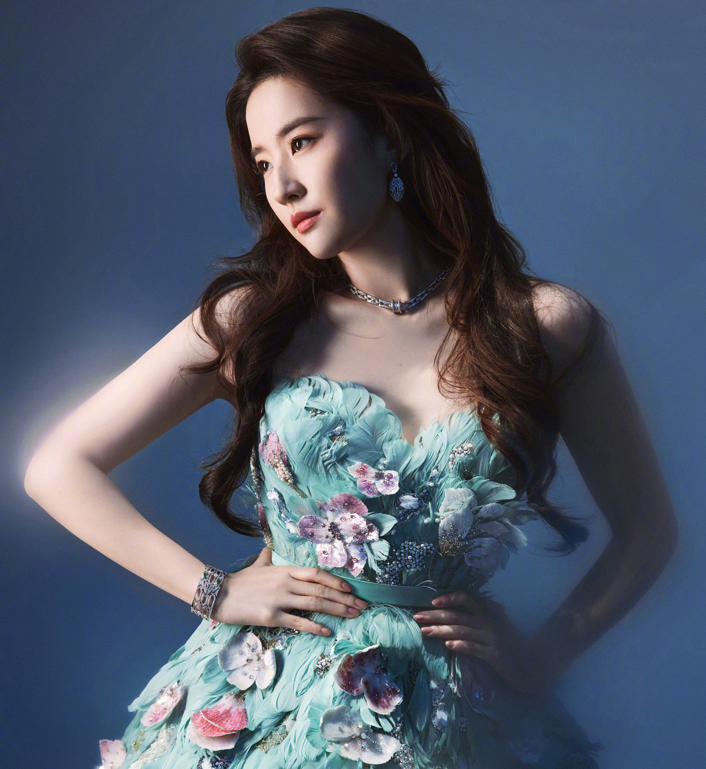 Theo Sina, sự kiện Đêm hội Weibo 2023 có sự tham gia của hàng chục nghệ sĩ. Các ngôi sao đình đám nhất Trung Quốc như Dương Mịch, Địch Lệ Nhiệt Ba, Lưu Thi Thi, Tiêu Chiến, TFboys, Hồ Ca, Huỳnh Hiểu Minh, Angelababy đều có mặt. Đây là cuộc chiến nhan sắc được quan tâm trong suốt một tuần qua. Lưu Diệc Phi một lần nữa chứng minh danh xưng "thần tiên tỷ tỷ" của cô hoàn toàn xứng đáng. Theo Sina, sự kiện Đêm hội Weibo 2023 có sự tham gia của hàng chục nghệ sĩ. Các ngôi sao đình đám nhất Trung Quốc như Dương Mịch, Địch Lệ Nhiệt Ba, Lưu Thi Thi, Tiêu Chiến, TFboys, Hồ Ca, Huỳnh Hiểu Minh, Angelababy đều có mặt. Đây là cuộc chiến nhan sắc được quan tâm trong suốt một tuần qua. Lưu Diệc Phi một lần nữa chứng minh danh xưng "thần tiên tỷ tỷ" của cô hoàn toàn xứng đáng.