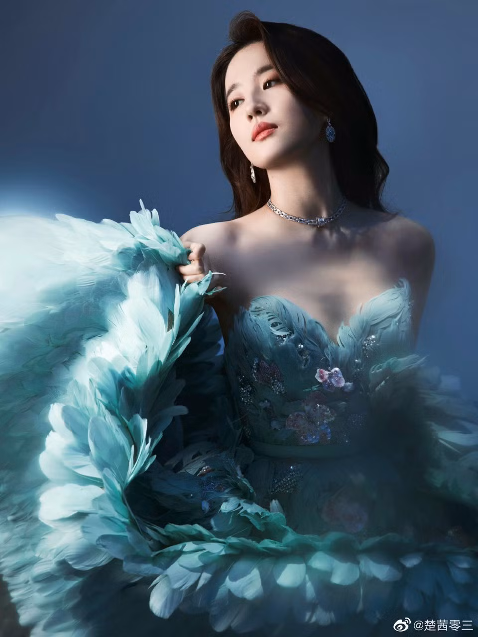 Theo Sina, bộ váy của Lưu Diệc Phi thuộc bộ sưu tập Haute couture 2023 của nhà mốt Elie Saab. Sau khi Lưu Diệc Phi tung bộ ảnh tạo hình, ngay lập tức, từ khóa "Công chúa khổng tước Lưu Diệc Phi" đã trở thành chủ đề được bàn luận nhiều nhất mạng xã hội. Theo Sina, bộ váy của Lưu Diệc Phi thuộc bộ sưu tập Haute couture 2023 của nhà mốt Elie Saab. Sau khi Lưu Diệc Phi tung bộ ảnh tạo hình, ngay lập tức, từ khóa "Công chúa khổng tước Lưu Diệc Phi" đã trở thành chủ đề được bàn luận nhiều nhất mạng xã hội.