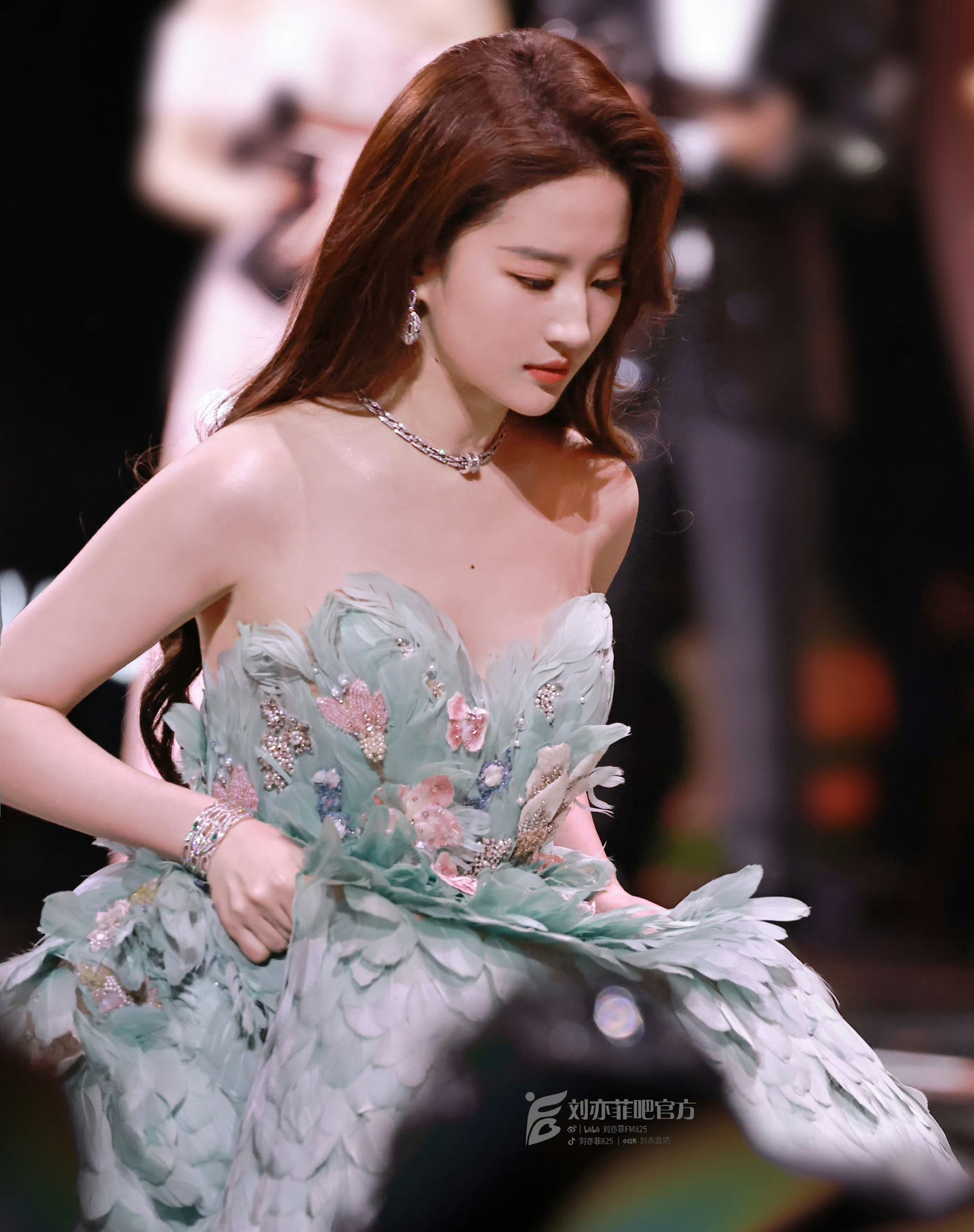 Theo Sina, sự kiện Đêm hội Weibo 2023 có sự tham gia của hàng chục nghệ sĩ. Các ngôi sao đình đám nhất Trung Quốc như Dương Mịch, Địch Lệ Nhiệt Ba, Lưu Thi Thi, Tiêu Chiến, TFboys, Hồ Ca, Huỳnh Hiểu Minh, Angelababy đều có mặt. Đây là cuộc chiến nhan sắc được quan tâm trong suốt một tuần qua. Lưu Diệc Phi một lần nữa chứng minh danh xưng "thần tiên tỷ tỷ" của cô hoàn toàn xứng đáng. Theo Sina, sự kiện Đêm hội Weibo 2023 có sự tham gia của hàng chục nghệ sĩ. Các ngôi sao đình đám nhất Trung Quốc như Dương Mịch, Địch Lệ Nhiệt Ba, Lưu Thi Thi, Tiêu Chiến, TFboys, Hồ Ca, Huỳnh Hiểu Minh, Angelababy đều có mặt. Đây là cuộc chiến nhan sắc được quan tâm trong suốt một tuần qua. Lưu Diệc Phi một lần nữa chứng minh danh xưng "thần tiên tỷ tỷ" của cô hoàn toàn xứng đáng.