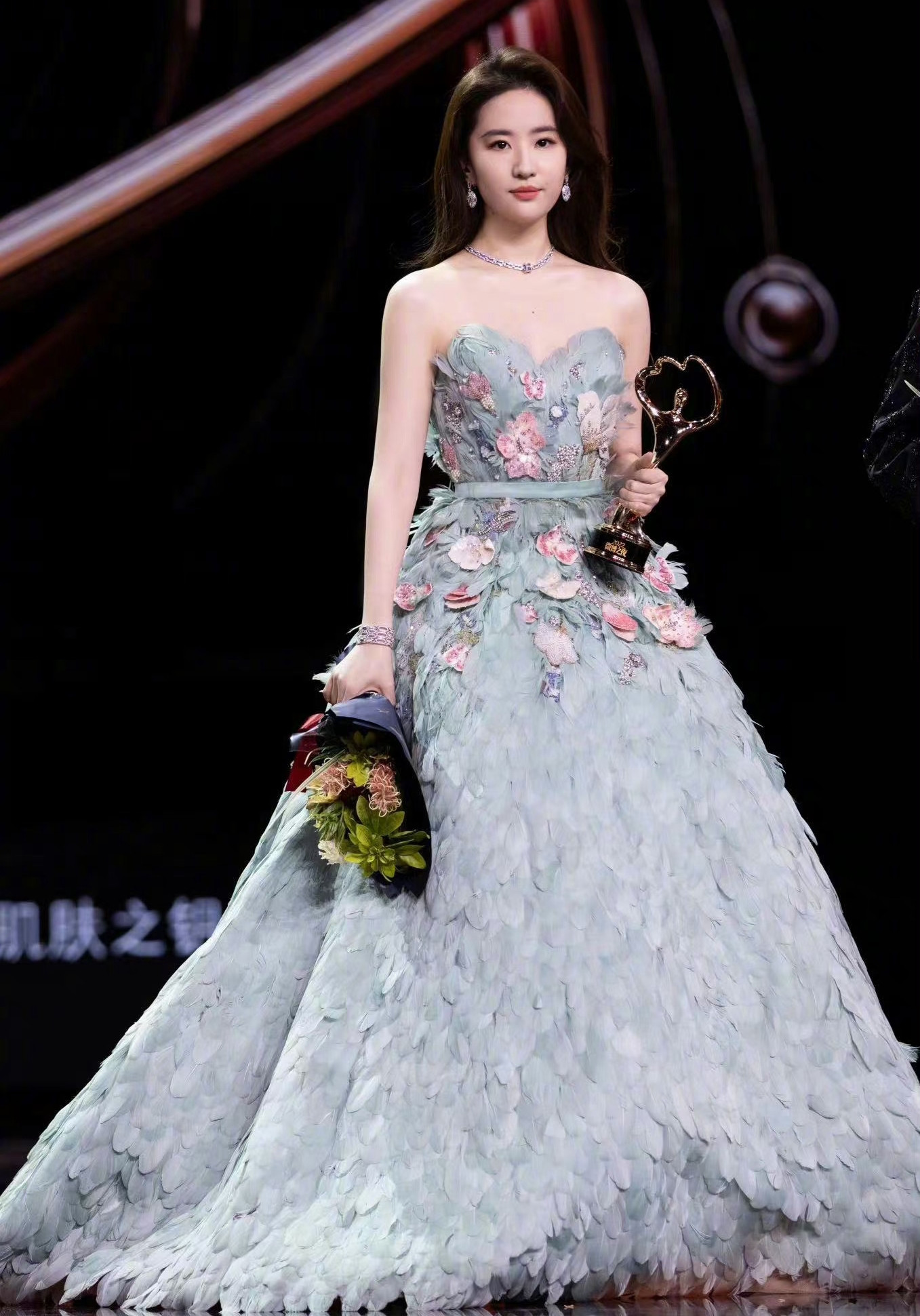 Ngoài ra, trong sự kiện, Lưu Diệc Phi cũng trở thành khách mời thành công nhất với hai giải thưởng lớn là Diễn viên chất lượng của năm và là Nữ hoàng Đêm hội Weibo. Giải thưởng phần nào chứng minh sức ảnh hưởng của Lưu Diệc Phi trong giới giải trí Hoa ngữ. Ngoài ra, trong sự kiện, Lưu Diệc Phi cũng trở thành khách mời thành công nhất với hai giải thưởng lớn là Diễn viên chất lượng của năm và là Nữ hoàng Đêm hội Weibo. Giải thưởng phần nào chứng minh sức ảnh hưởng của Lưu Diệc Phi trong giới giải trí Hoa ngữ.