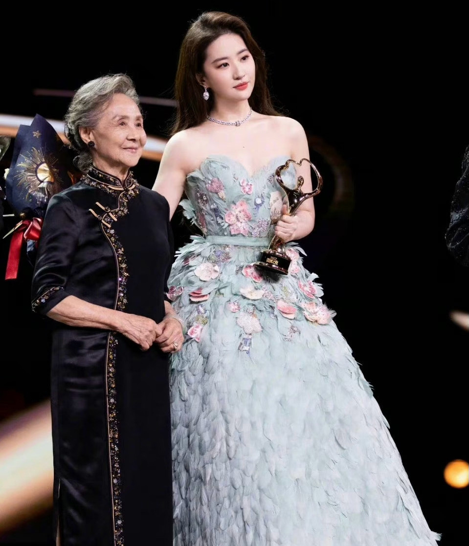 Ngoài ra, trong sự kiện, Lưu Diệc Phi cũng trở thành khách mời thành công nhất với hai giải thưởng lớn là Diễn viên chất lượng của năm và là Nữ hoàng Đêm hội Weibo. Giải thưởng phần nào chứng minh sức ảnh hưởng của Lưu Diệc Phi trong giới giải trí Hoa ngữ. Ngoài ra, trong sự kiện, Lưu Diệc Phi cũng trở thành khách mời thành công nhất với hai giải thưởng lớn là Diễn viên chất lượng của năm và là Nữ hoàng Đêm hội Weibo. Giải thưởng phần nào chứng minh sức ảnh hưởng của Lưu Diệc Phi trong giới giải trí Hoa ngữ.