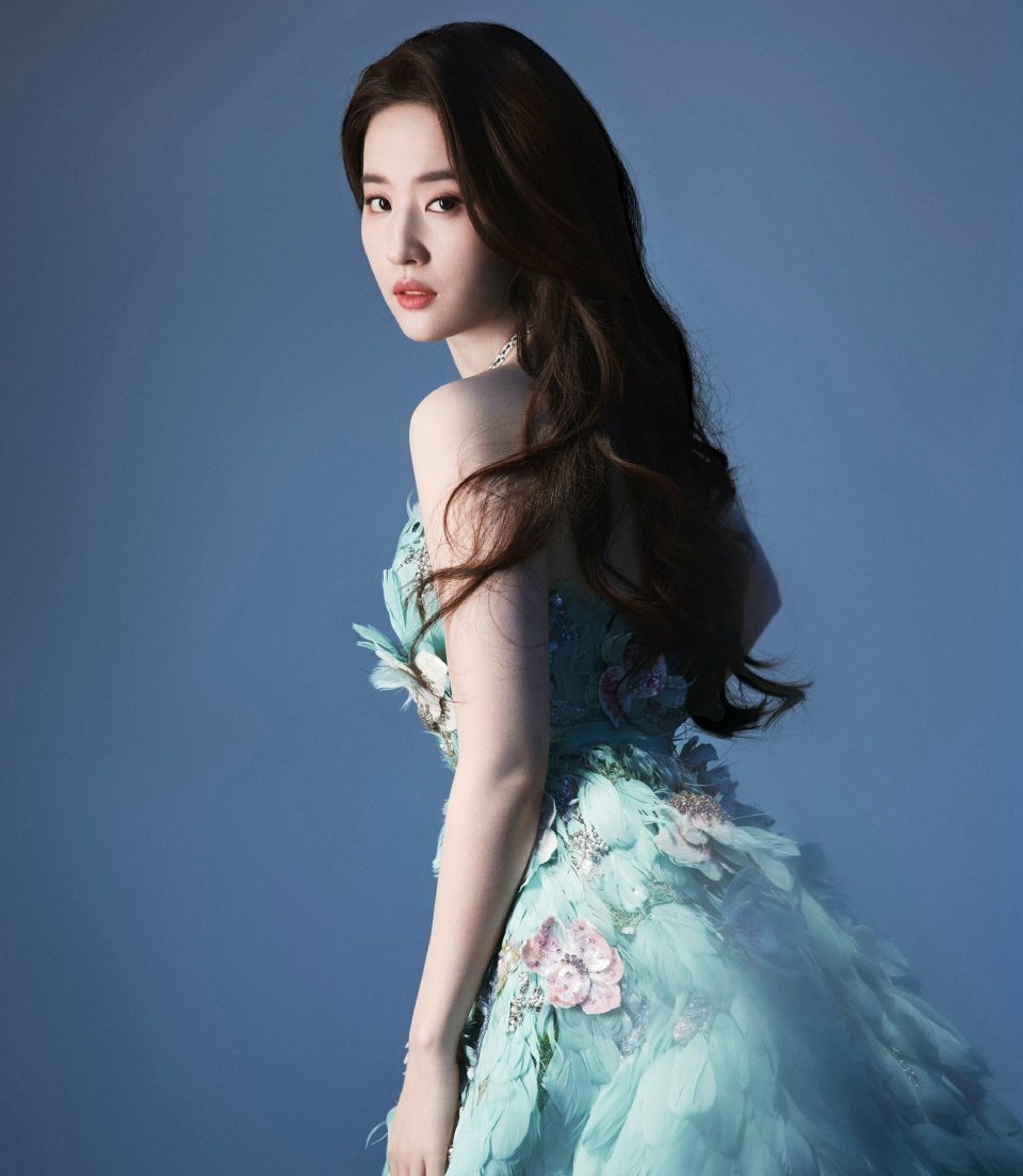 Theo Sina, bộ váy của Lưu Diệc Phi thuộc bộ sưu tập Haute couture 2023 của nhà mốt Elie Saab. Sau khi Lưu Diệc Phi tung bộ ảnh tạo hình, ngay lập tức, từ khóa "Công chúa khổng tước Lưu Diệc Phi" đã trở thành chủ đề được bàn luận nhiều nhất mạng xã hội. Theo Sina, bộ váy của Lưu Diệc Phi thuộc bộ sưu tập Haute couture 2023 của nhà mốt Elie Saab. Sau khi Lưu Diệc Phi tung bộ ảnh tạo hình, ngay lập tức, từ khóa "Công chúa khổng tước Lưu Diệc Phi" đã trở thành chủ đề được bàn luận nhiều nhất mạng xã hội.